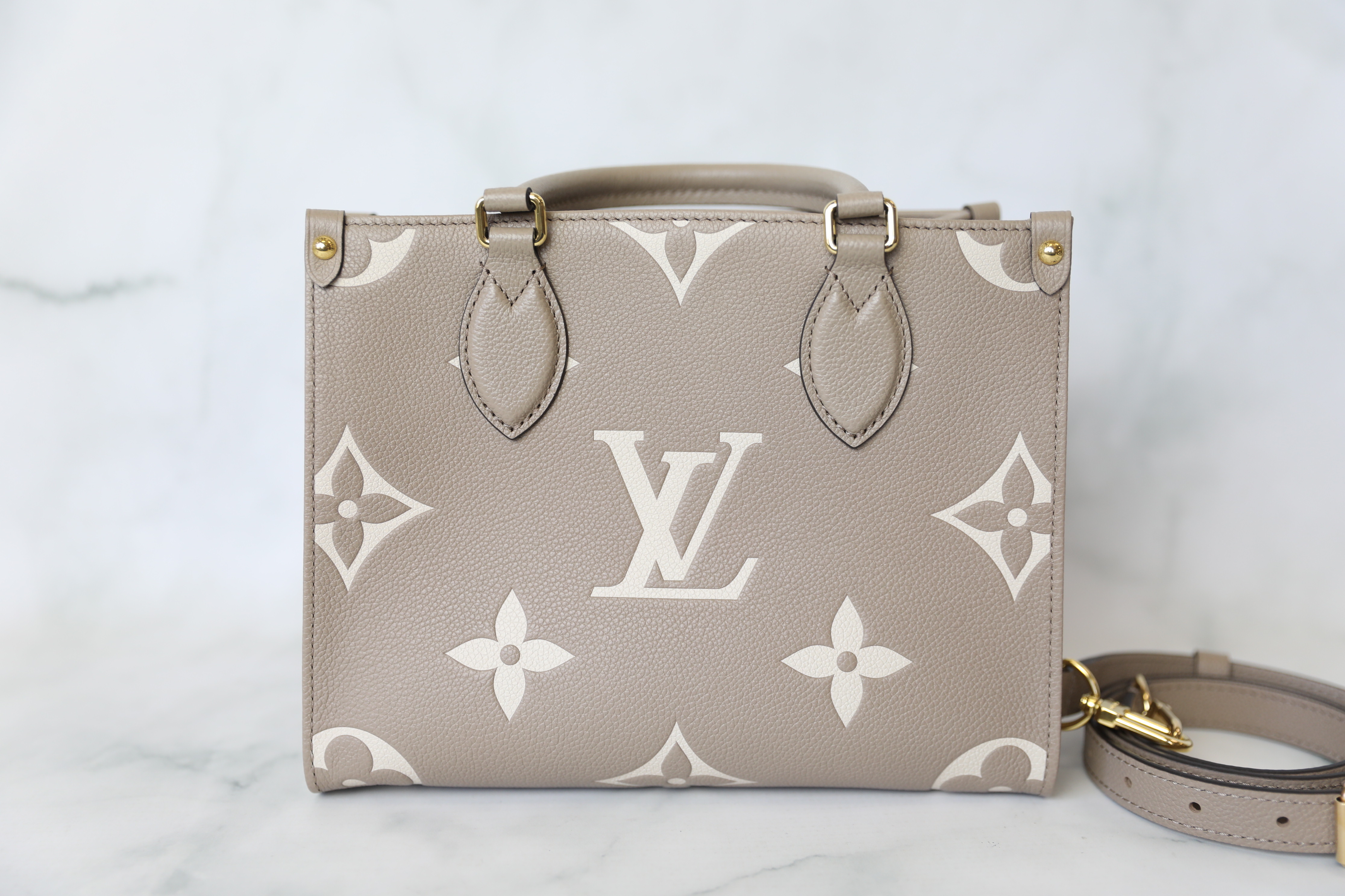 What's in my bag! Louis Vuitton Pochette Métis Tourterelle (Turtledove) -  review and how I got it! 