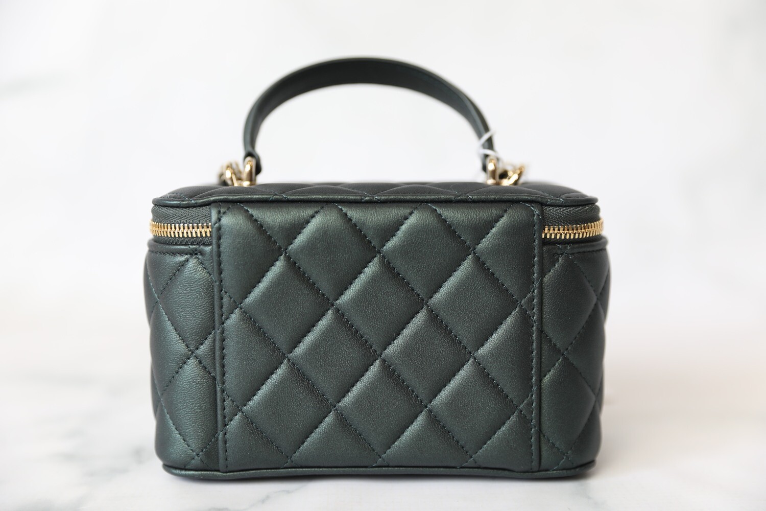 【CHANEL】Chanel vanity case★シャネル【ランク:A】 CHANEL Lambskin Quilted Studded Quilted Vanity Case With