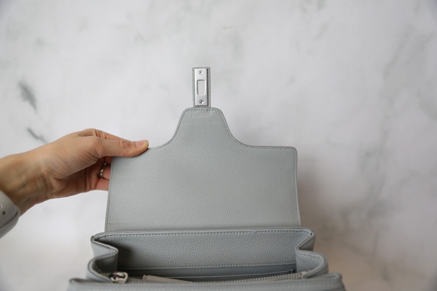 【CÉLINE 】キルティング ケース グレー シルバー Celine 16 Small, Grey Blue Grained Calfskin with Silver Hardware