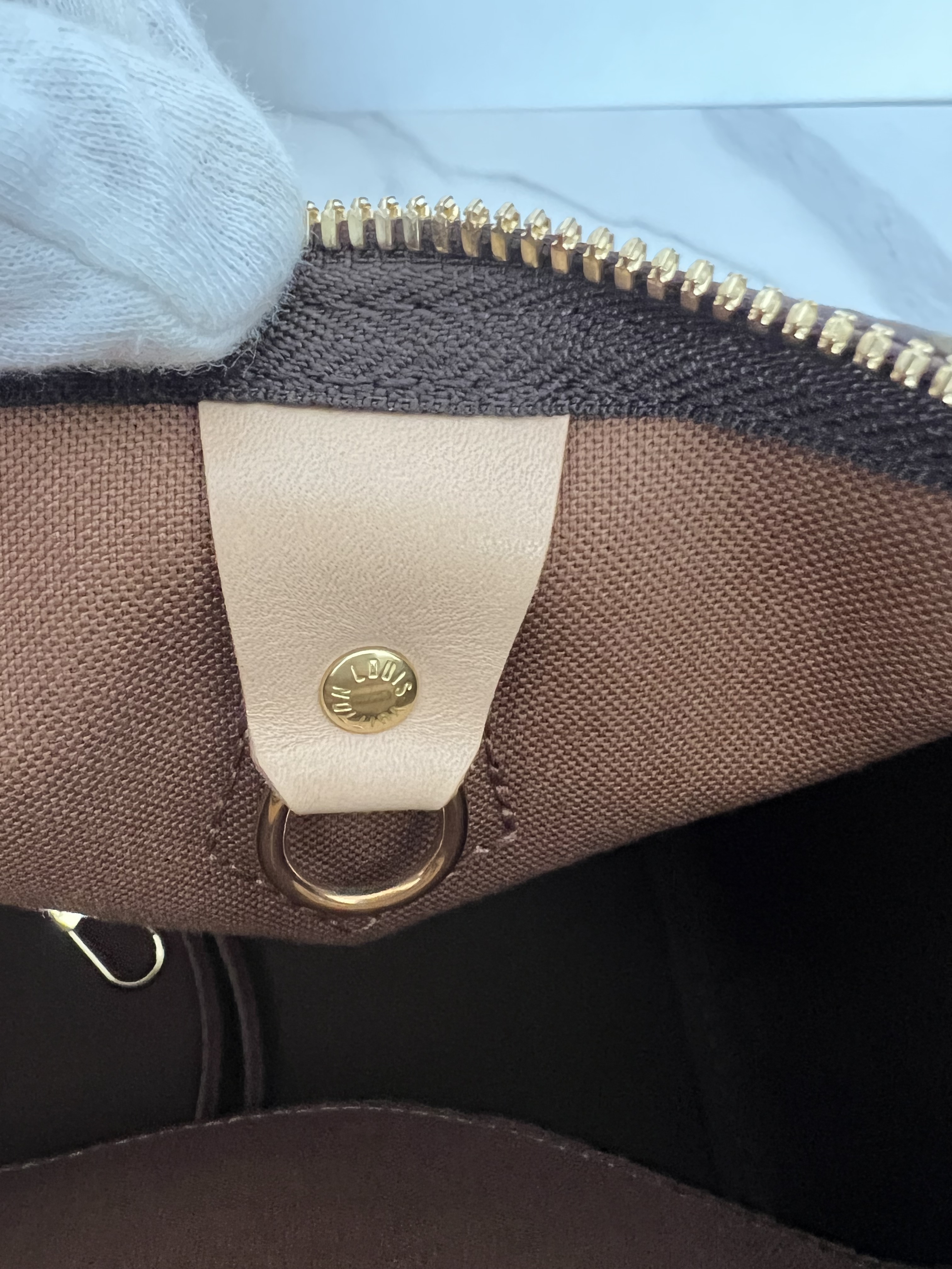 Poshbag Boutique - New-in! This Louis Vuitton Speedy Bandoulière 30 in Monogram  Giant Reverse Canvas is in excellent condition and includes its original  box, dust bag, shoulder strap, lock and keys •