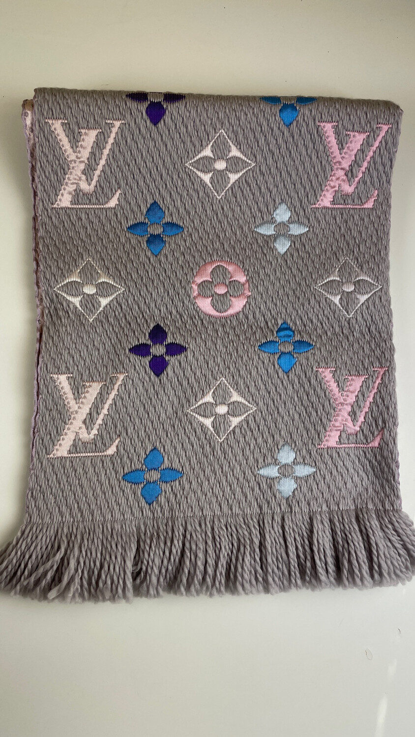 Louis vuitton logomania deals scarf pearl grey