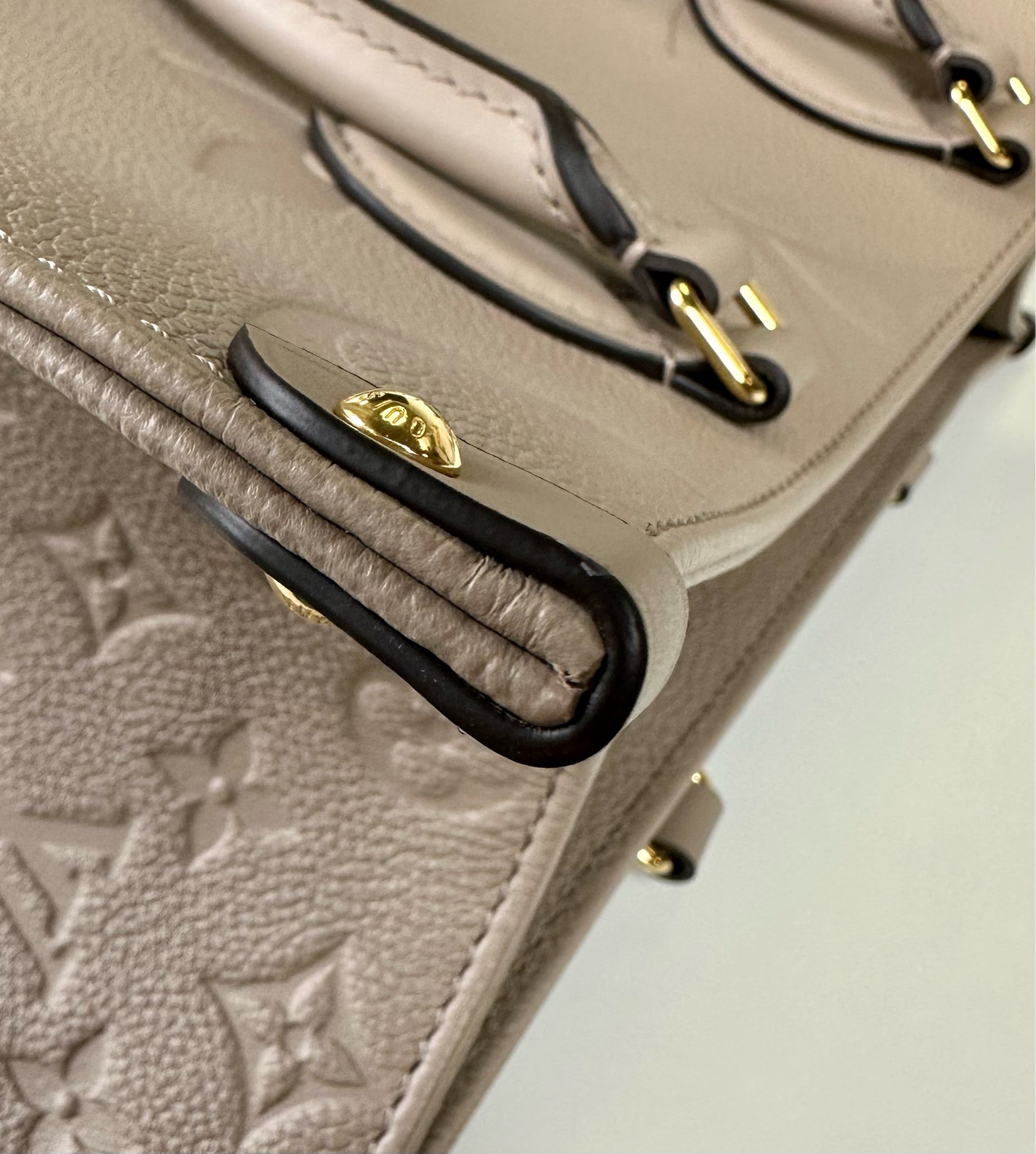Louis Vuitton OnTheGo MM, Arizona Beige and White Empreinte Leather, New in  Dustbag WA001