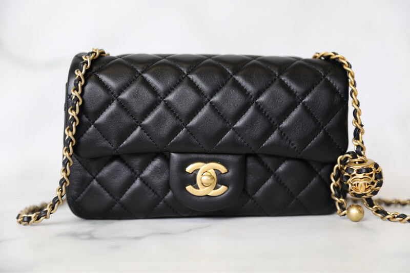 CHANEL COCO CRUSH ブラックショルダーバッグ Chanel Coco Crush Mini Rectangular, Black Lambskin with Gold
