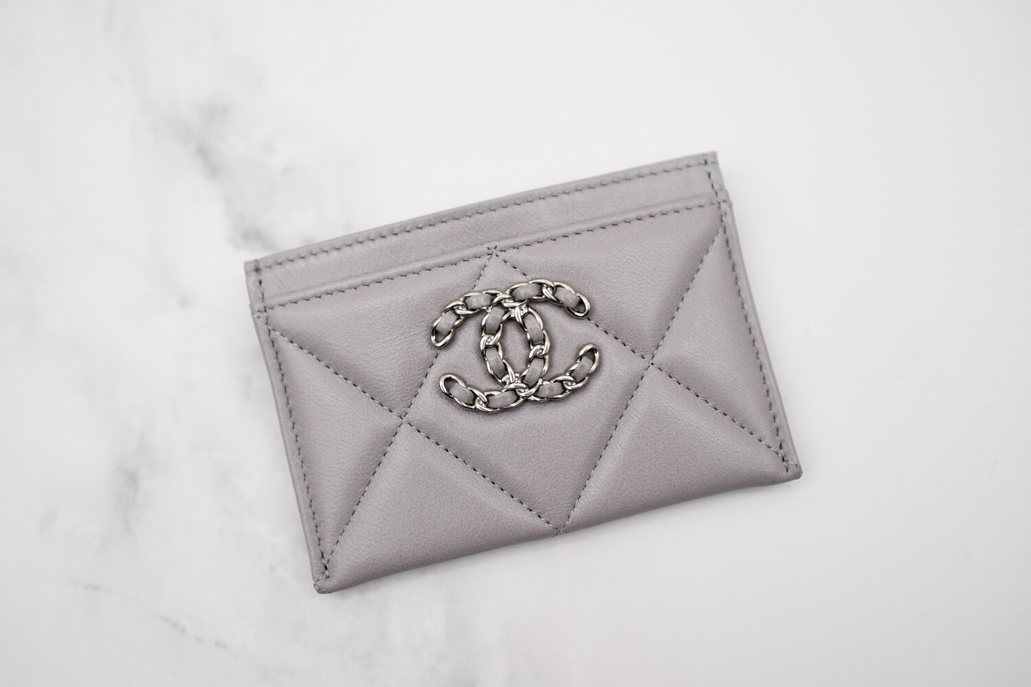 Goatskin Quilted Chanel 19 Card Holder On Chain For Sale at 1stDibs