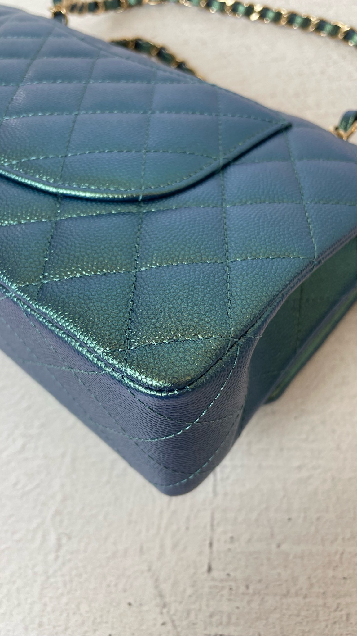 CHANEL Classic Zipped Wallet Medium Green Caviar Iridescent with