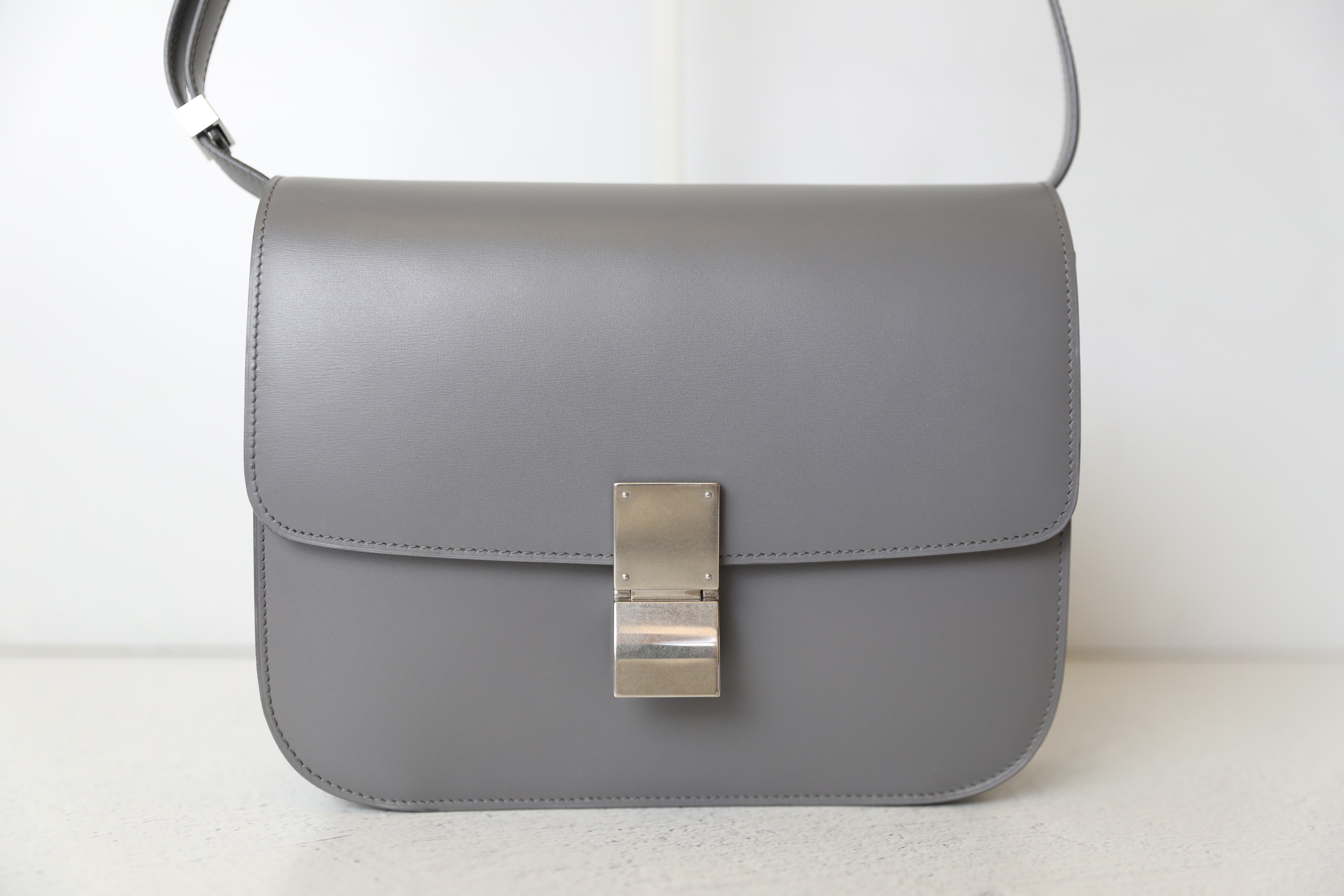 Céline CELINE CLASSIC BOX BAG BAG NEW MEDIUM SIZE Grey Leather ref.124104 -  Joli Closet