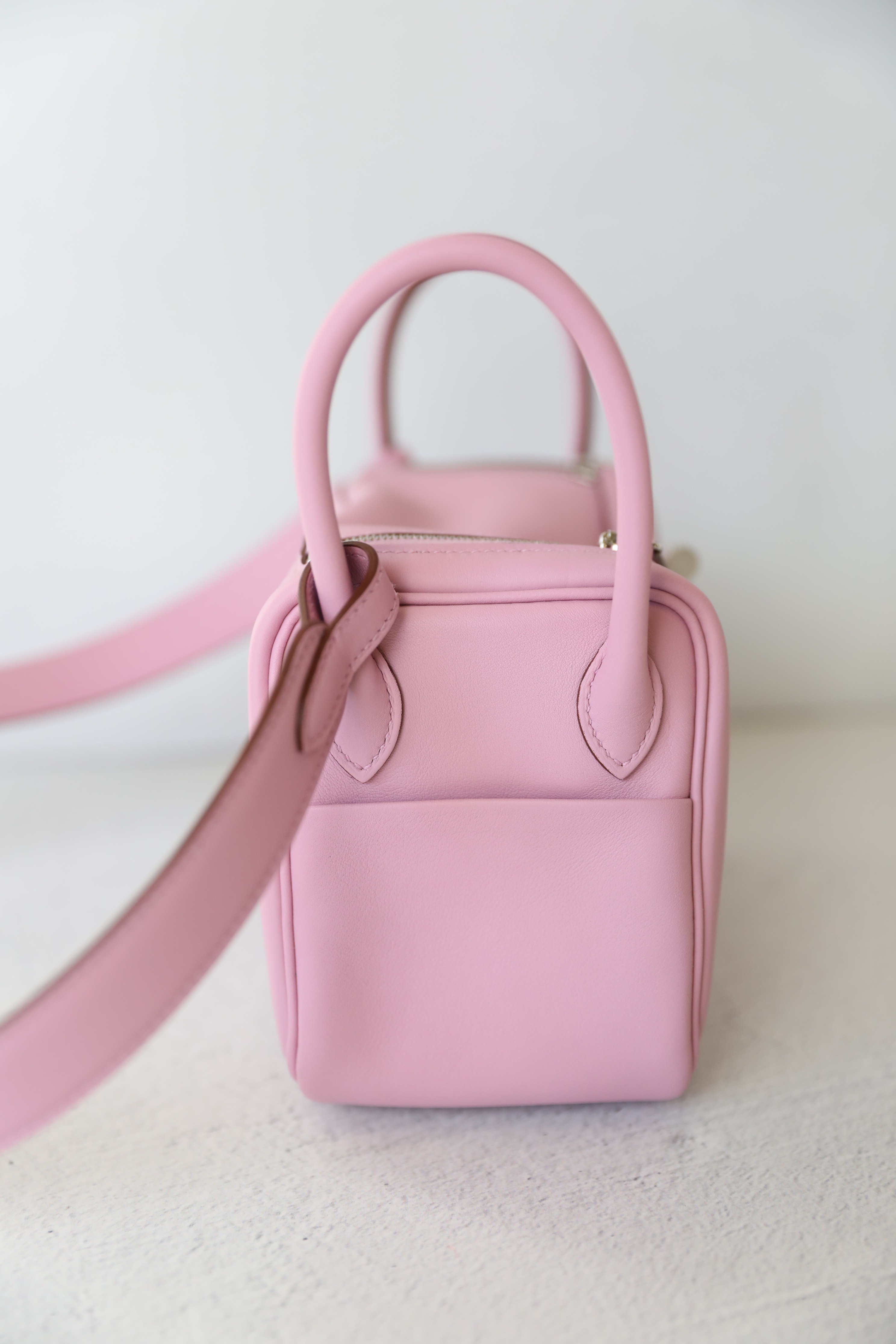 Hermès Lindy Mauve Pale and Gold Swift Verso 26 Palladium Hardware, 2022 (Very Good), Pink/Purple Womens Handbag