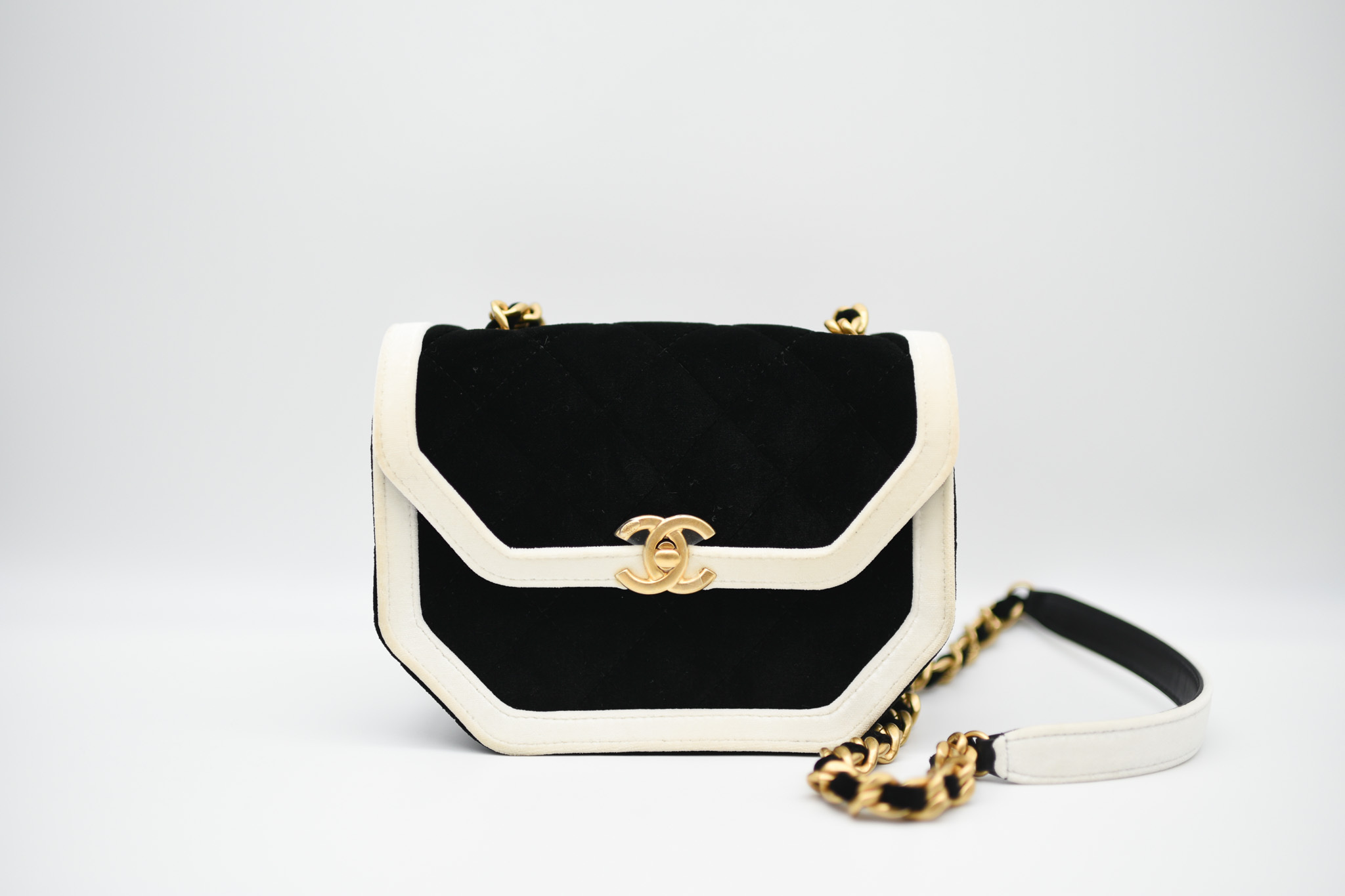 Chanel Enchained Flap Medium, White Leather with Brushed Gold Hardware,  Preowned in Dustbag CMA001