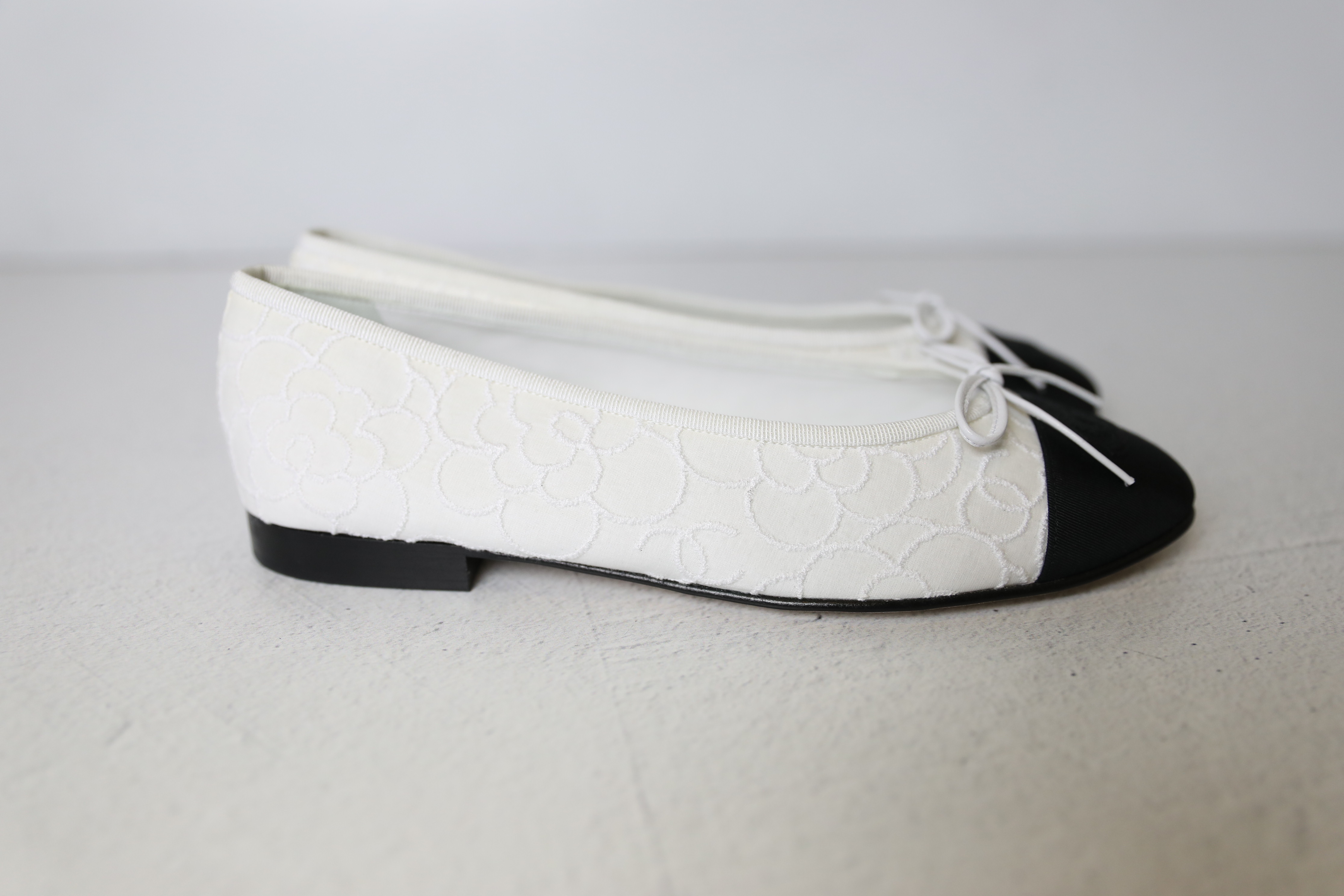Chanel Ballet Flats, White and Black, Size 39, New in Box WA001