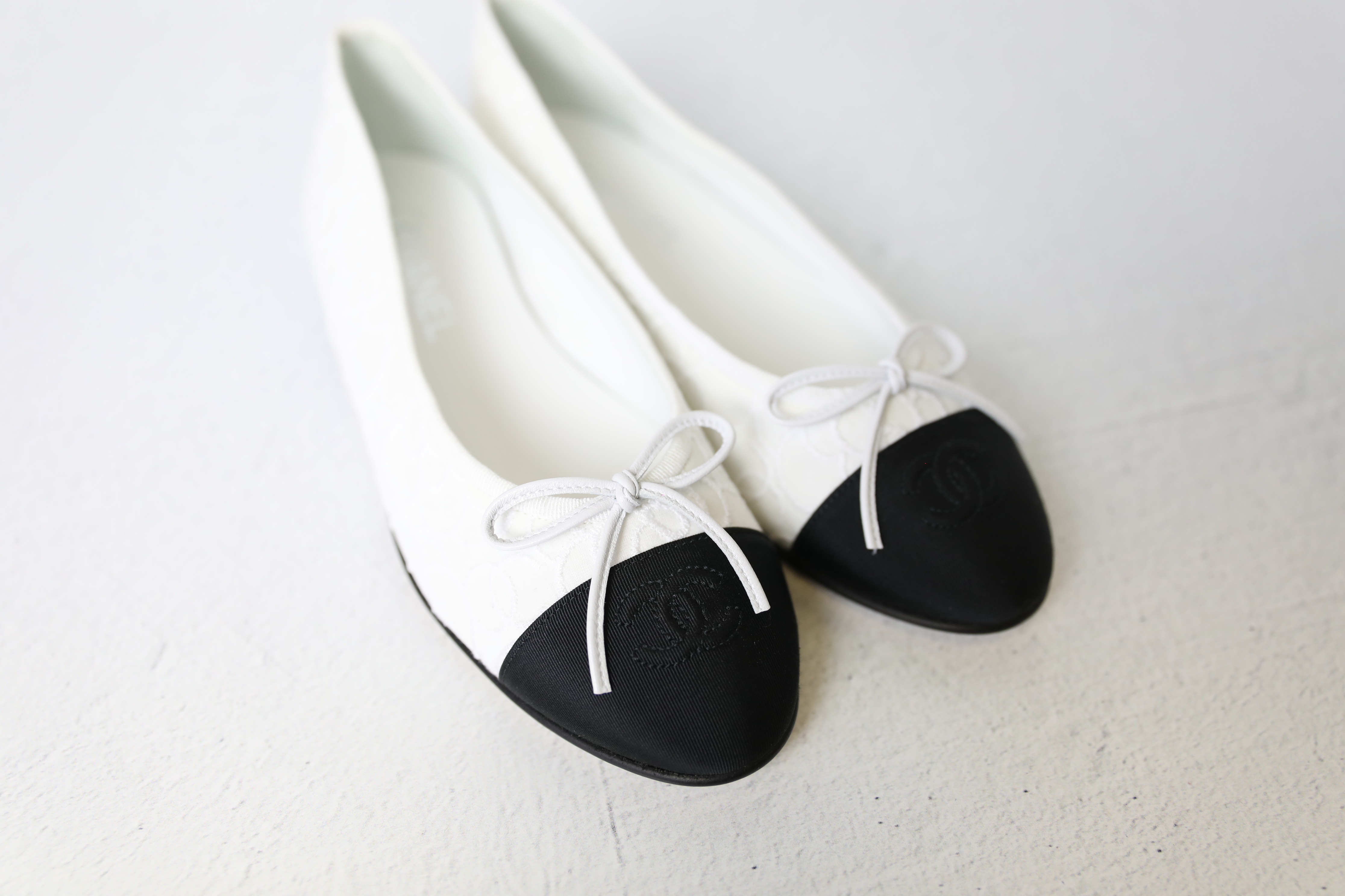 Chanel Ballet Flats, White and Black, Size 39, New in Box WA001