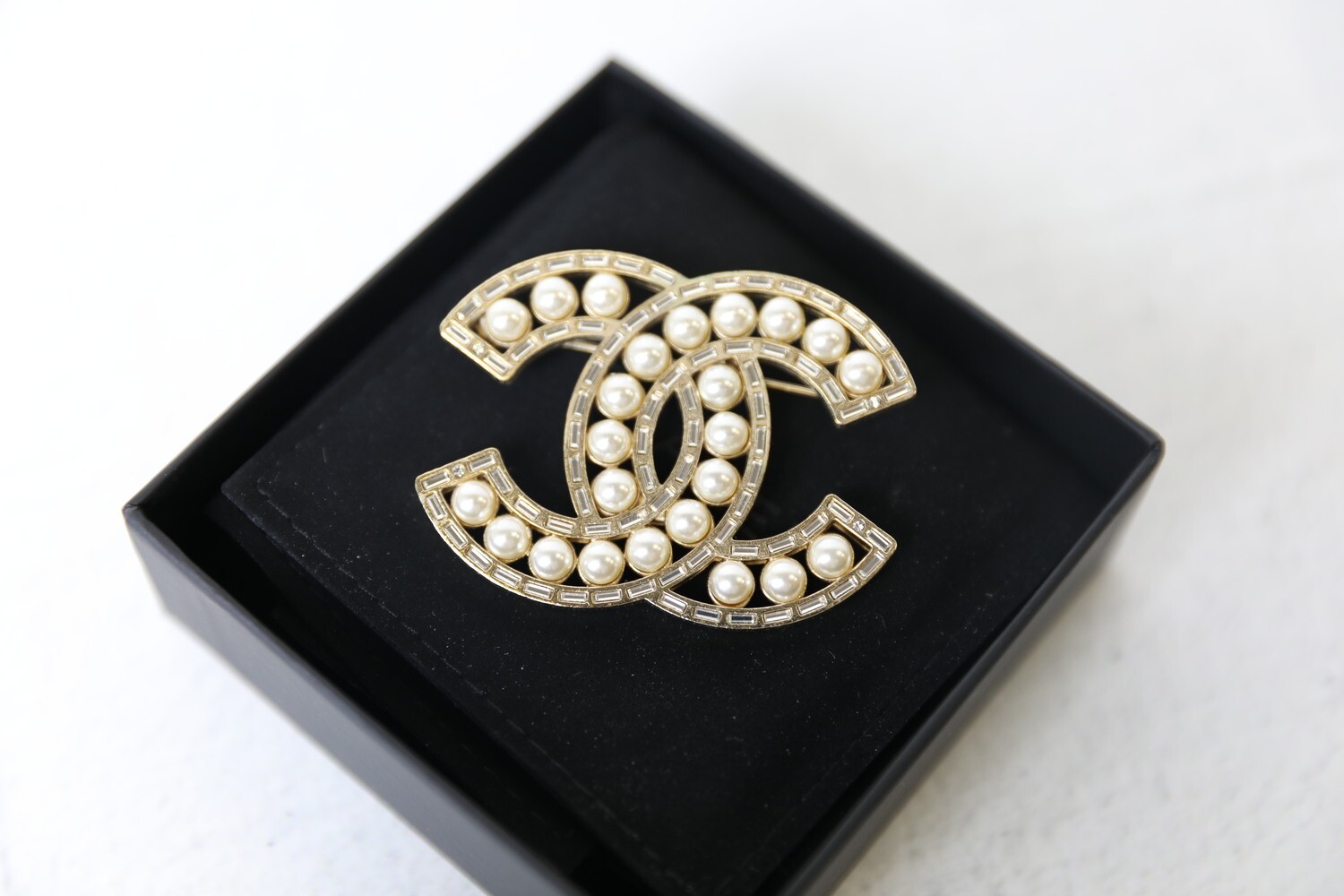 Chanel CC Pearl Brooch with Crystal Outline, Preowned in Box WA001