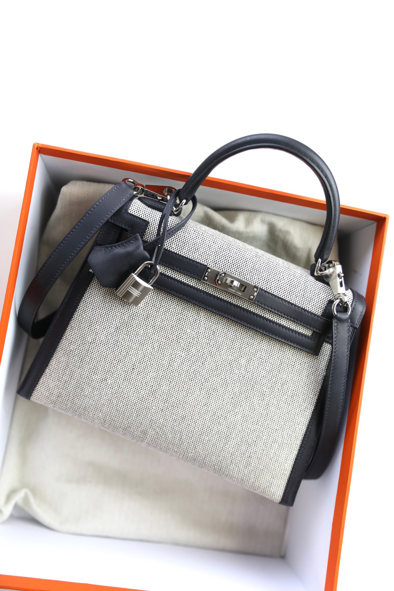 HERMÈS Kelly 25 Sellier handbag in Black Toile H and Swift leather
