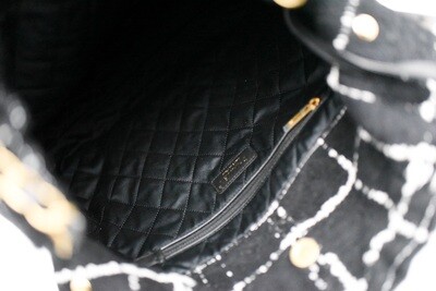 Chanel 22 Shopping Tote Medium, Black and White Tweed Gold