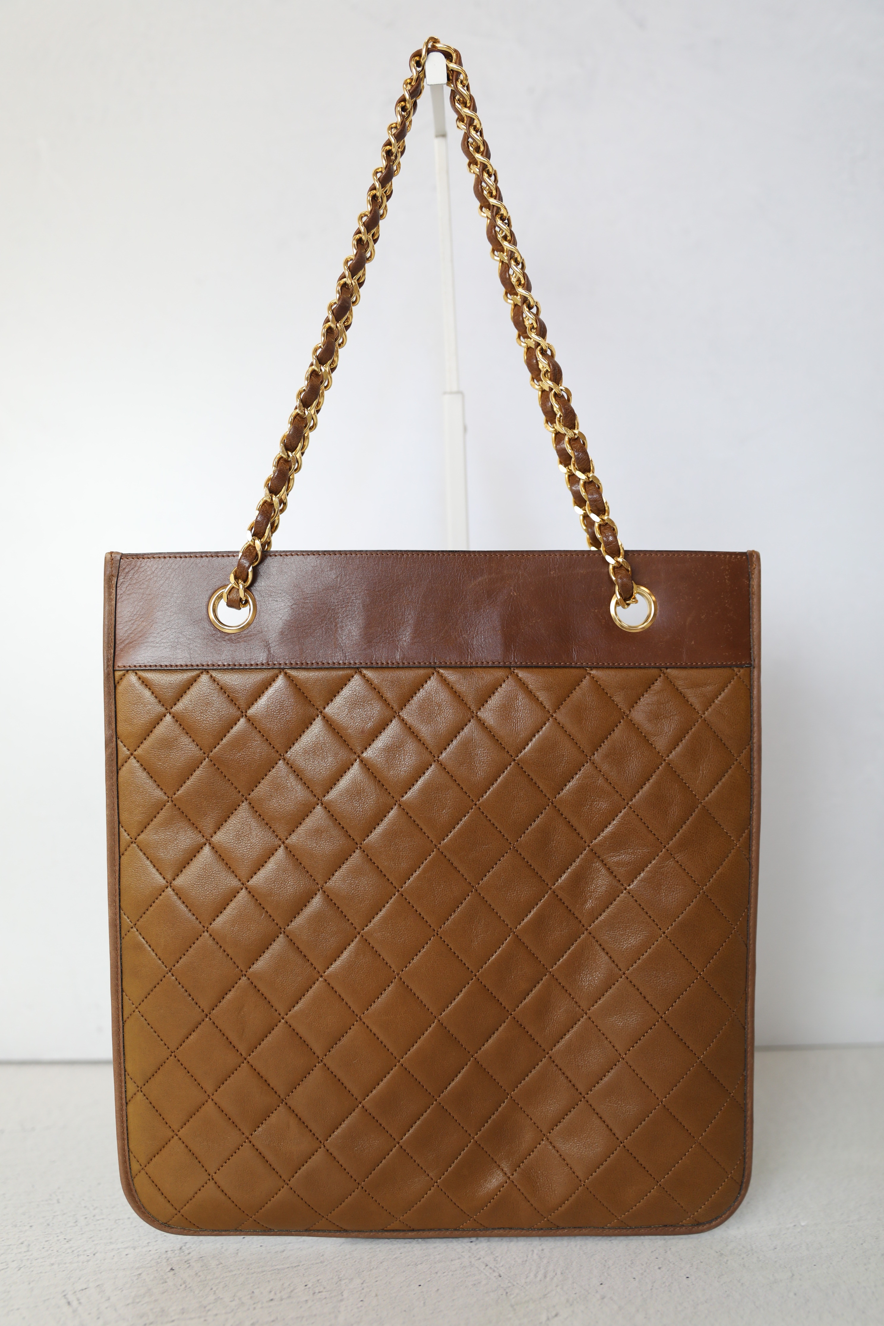 Chanel Vintage Flat Chain Tote, Brown Lambskin with Gold Hardware, Preowned  No Dustbag WA001