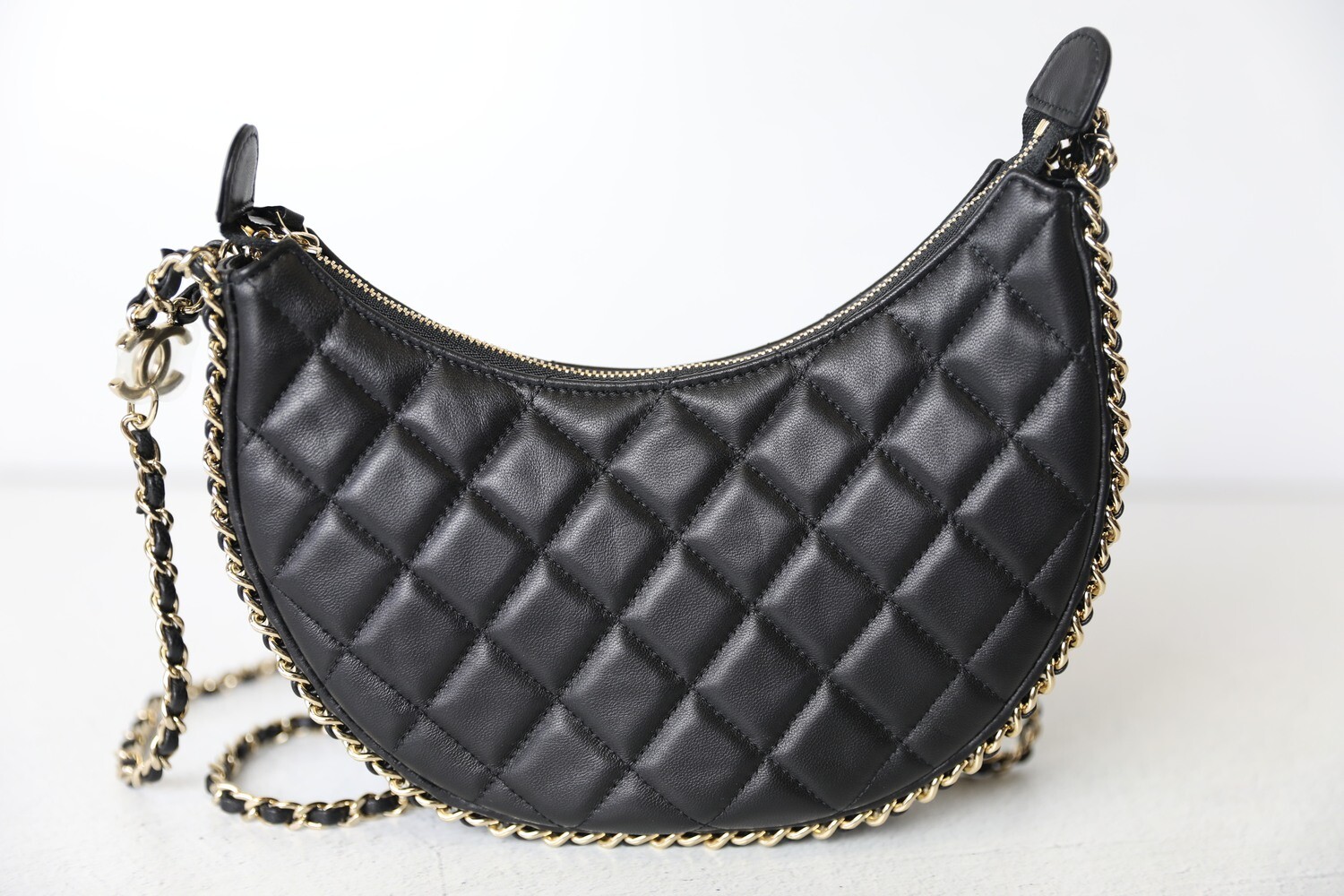 【チェーンが豪華♡2way】CHANEL HOBO マトラッセ Chanel Seasonal Chain Around Hobo, Black Lambskin Leather