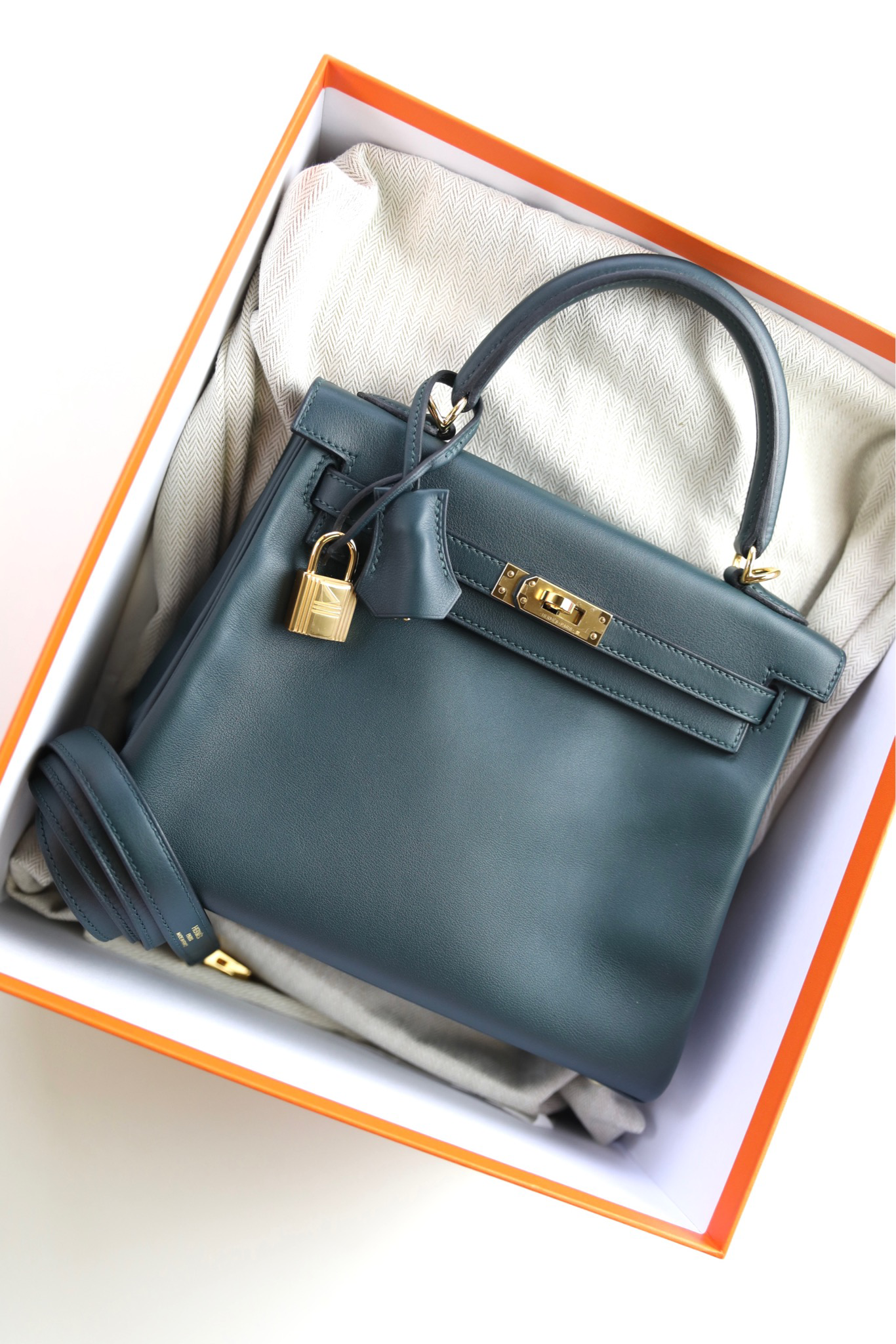 Hermès exotic Kelly 25 Cypress vert. Available immediately for