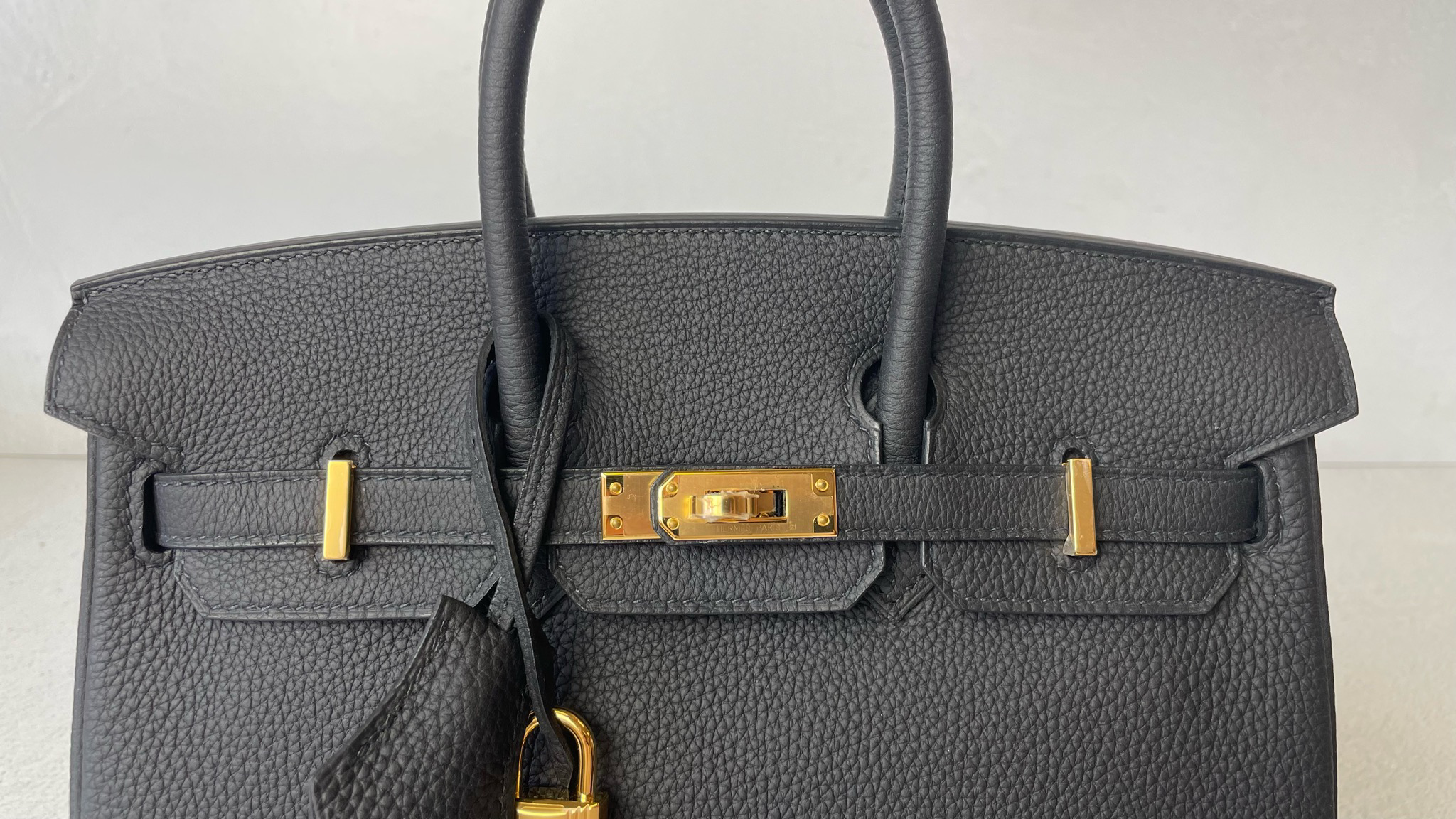 HERMÈS Birkin 25 handbag in Black Togo leather with Gold hardware-Ginza  Xiaoma – Authentic Hermès Boutique