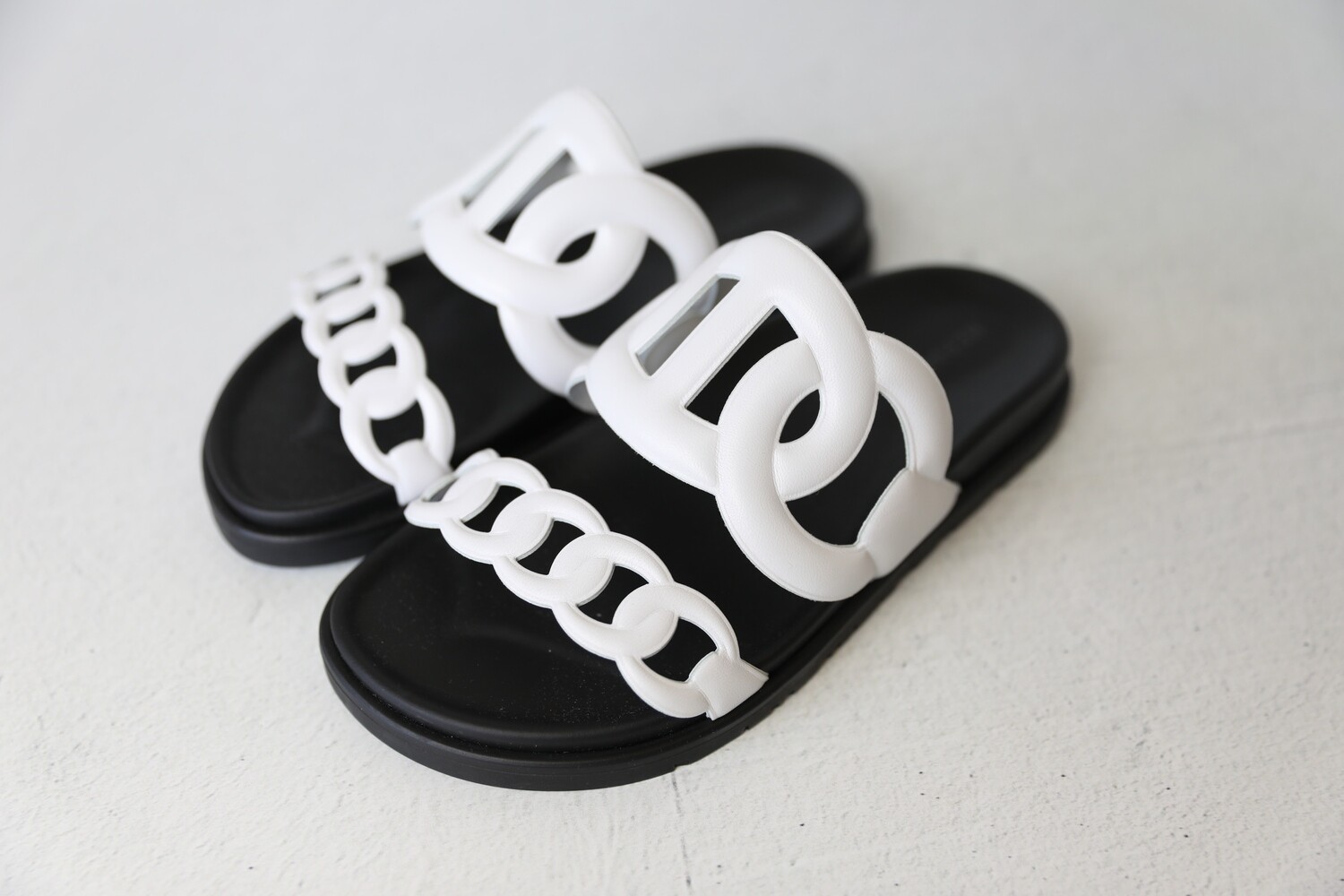ひ*り様 HERMES ブラック ホワイト スヌード　アンゴラ Hermes Extra Sandals, White and Black, Size 35, New in Box WA001