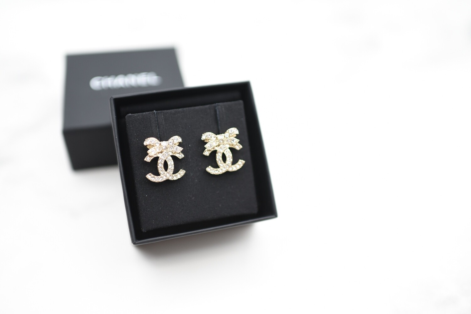CHANEL CCロゴピアス ボックス付き Chanel Earrings CC Ribbon Studs, Gold Hardware with Crystals