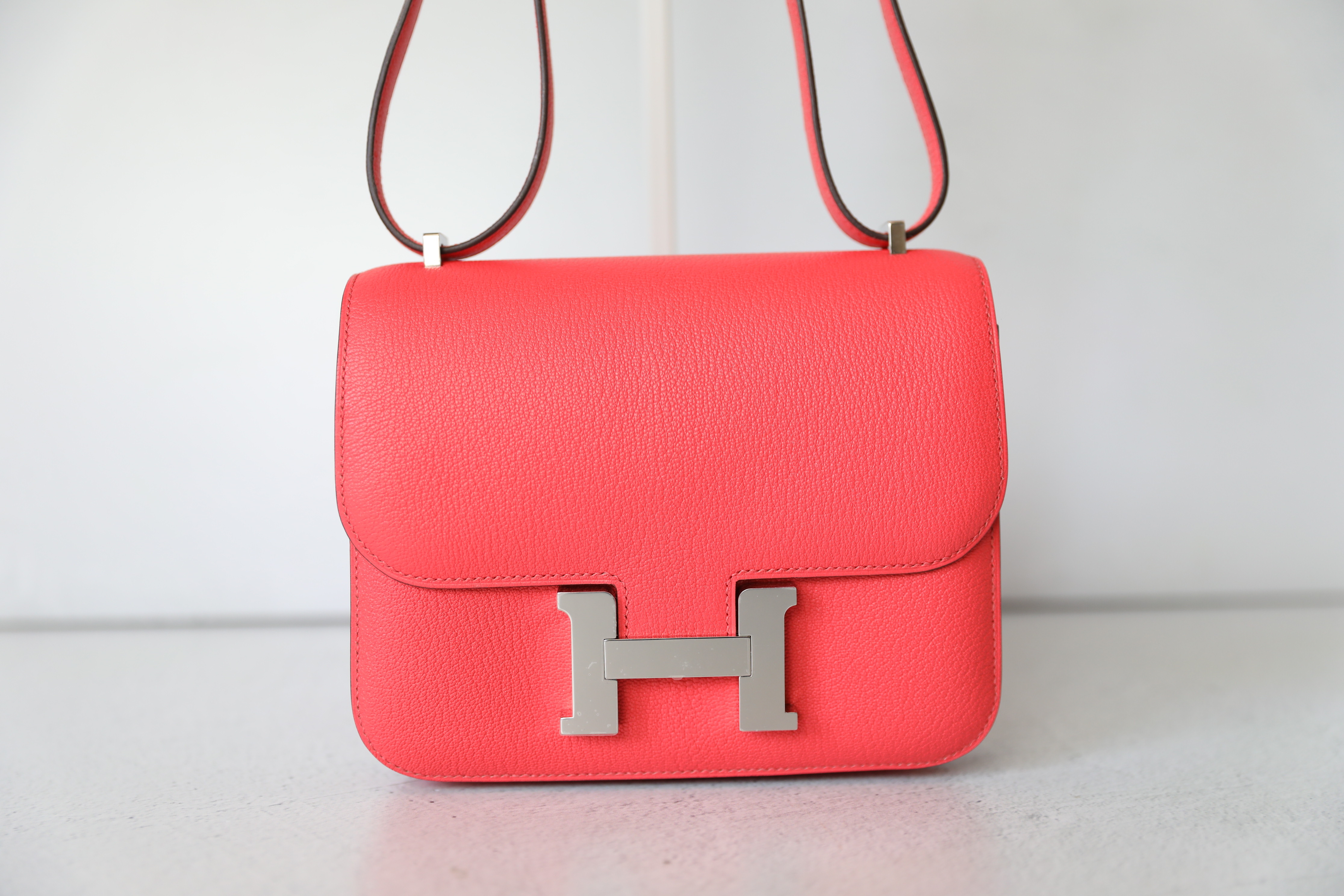 Constance leather handbag Hermès Burgundy in Leather - 24886653