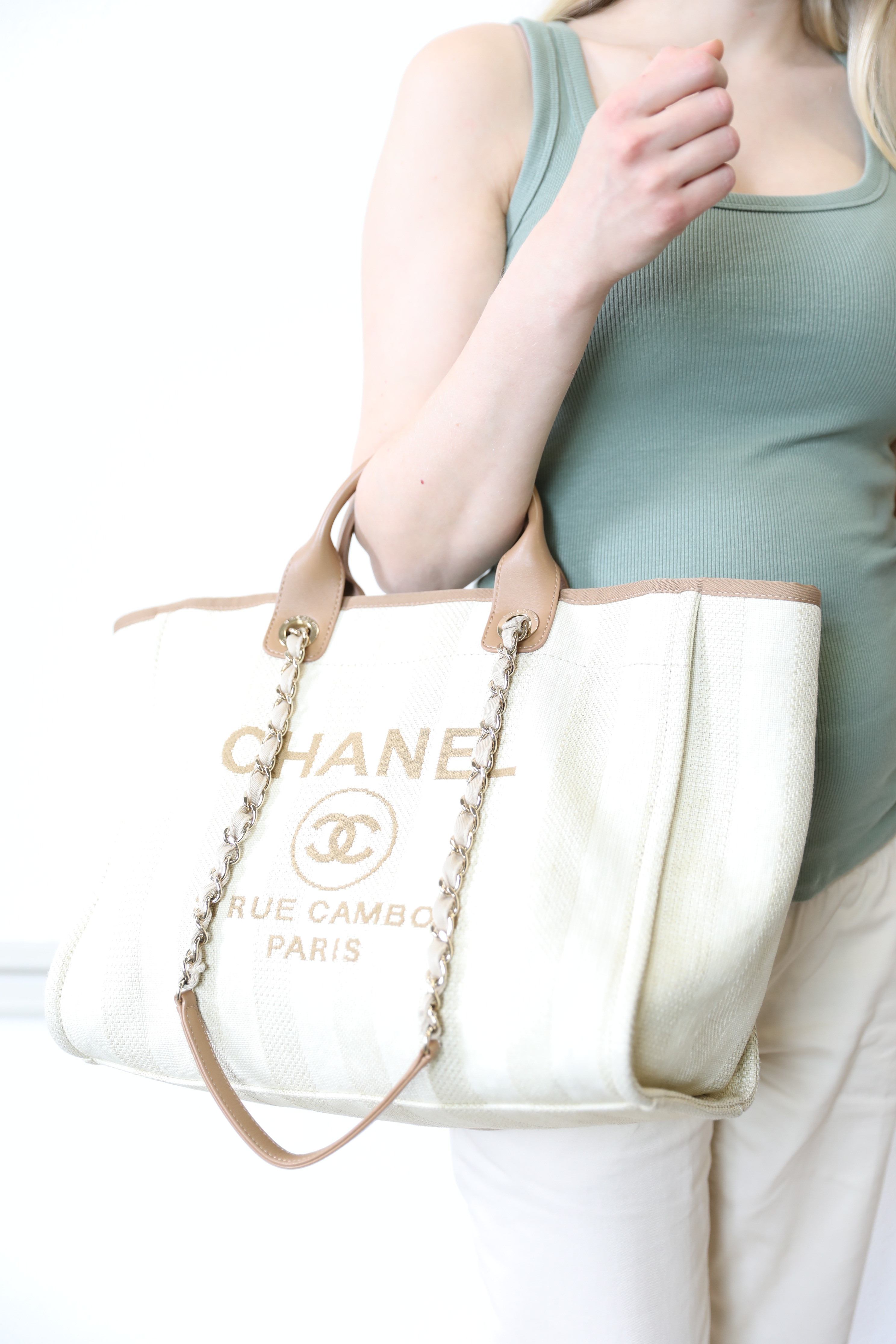 tas satchel Chanel Deauville Canvas Gold-tone White Tote Bag