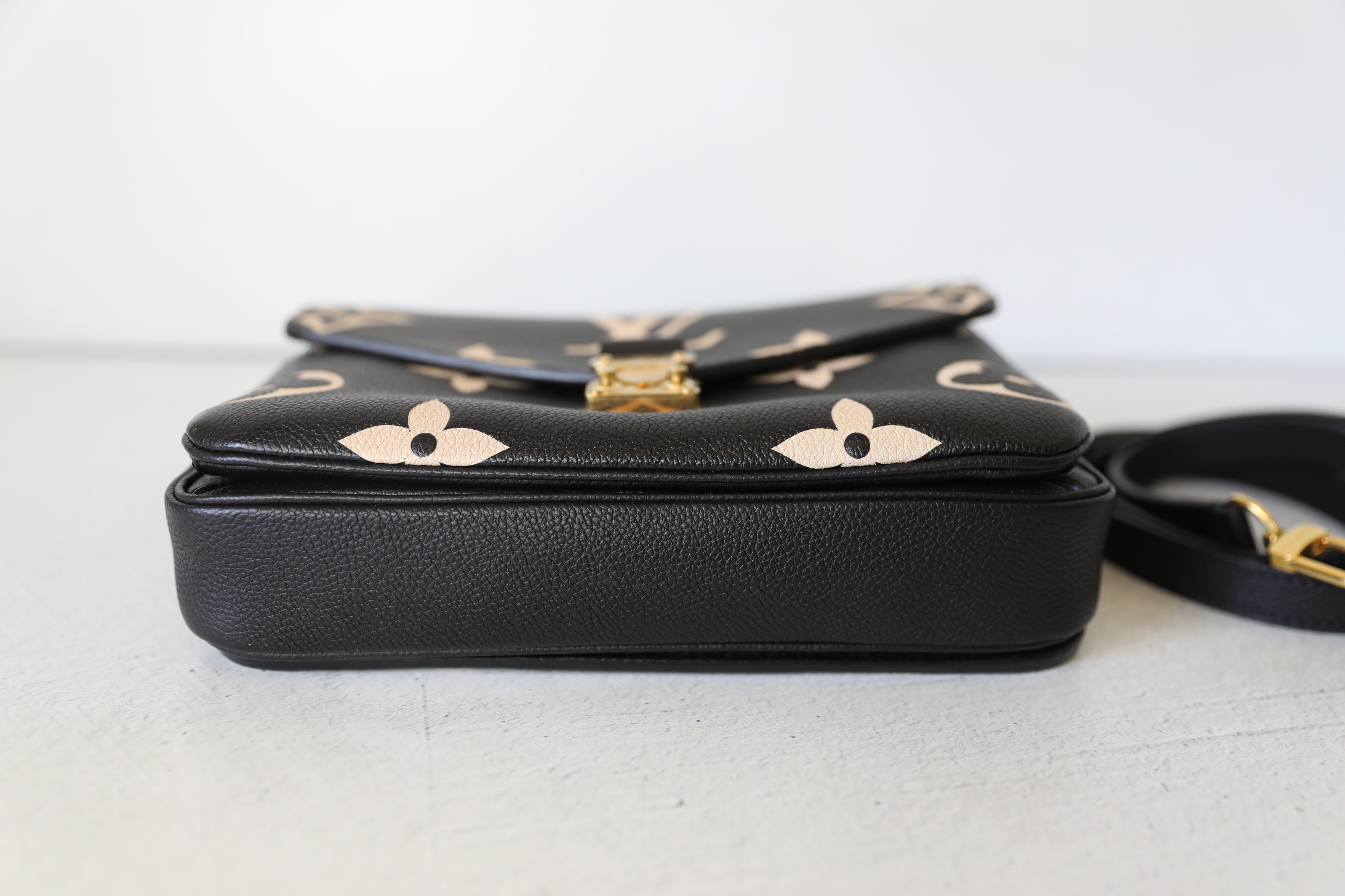 Louis Vuitton Pochette Metis, Black And Beige Leather With Gold Hardware,  Preowned In Box Wa001
