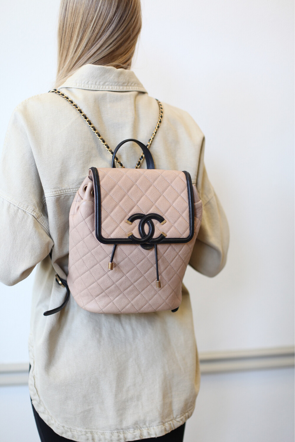 Chanel Filigree Backpack Medium, Beige and Black Caviar with  display picture 3