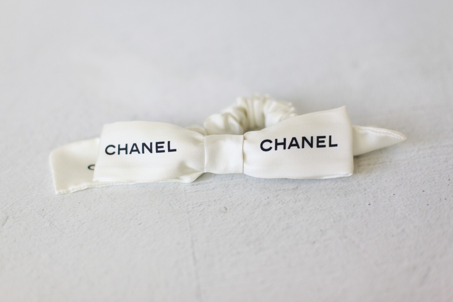 Chanel White Silk Hair Bow Accessory 23S, New in Box WA001