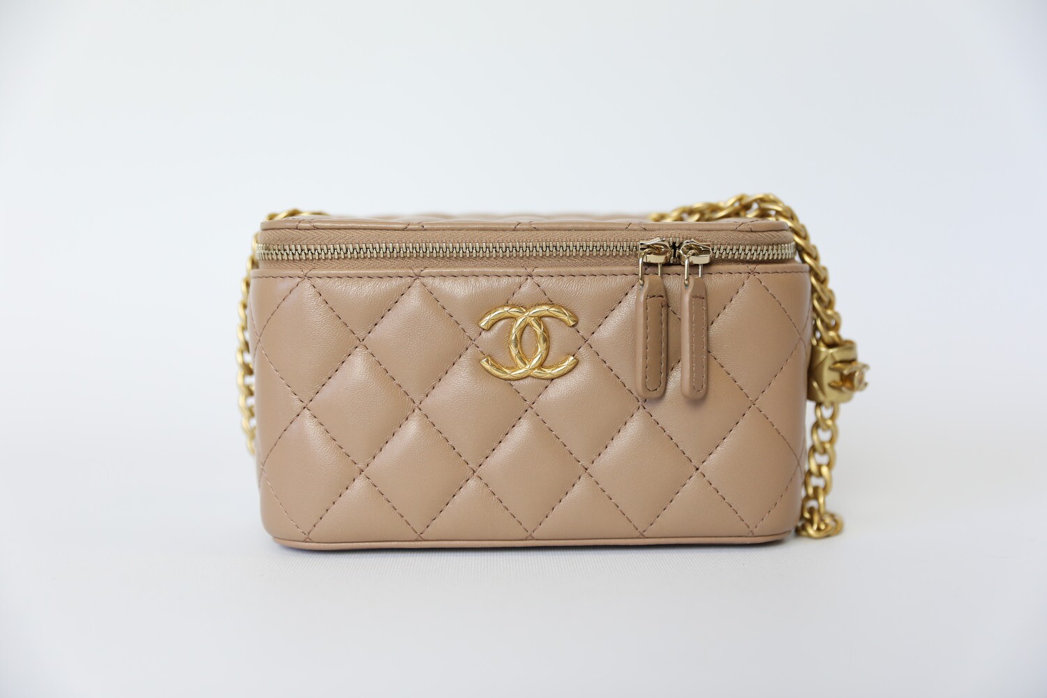 Chanel Vanity With Chain, Beige Lambskin Leather With Gold Hardware,  Preowned In Box WA001