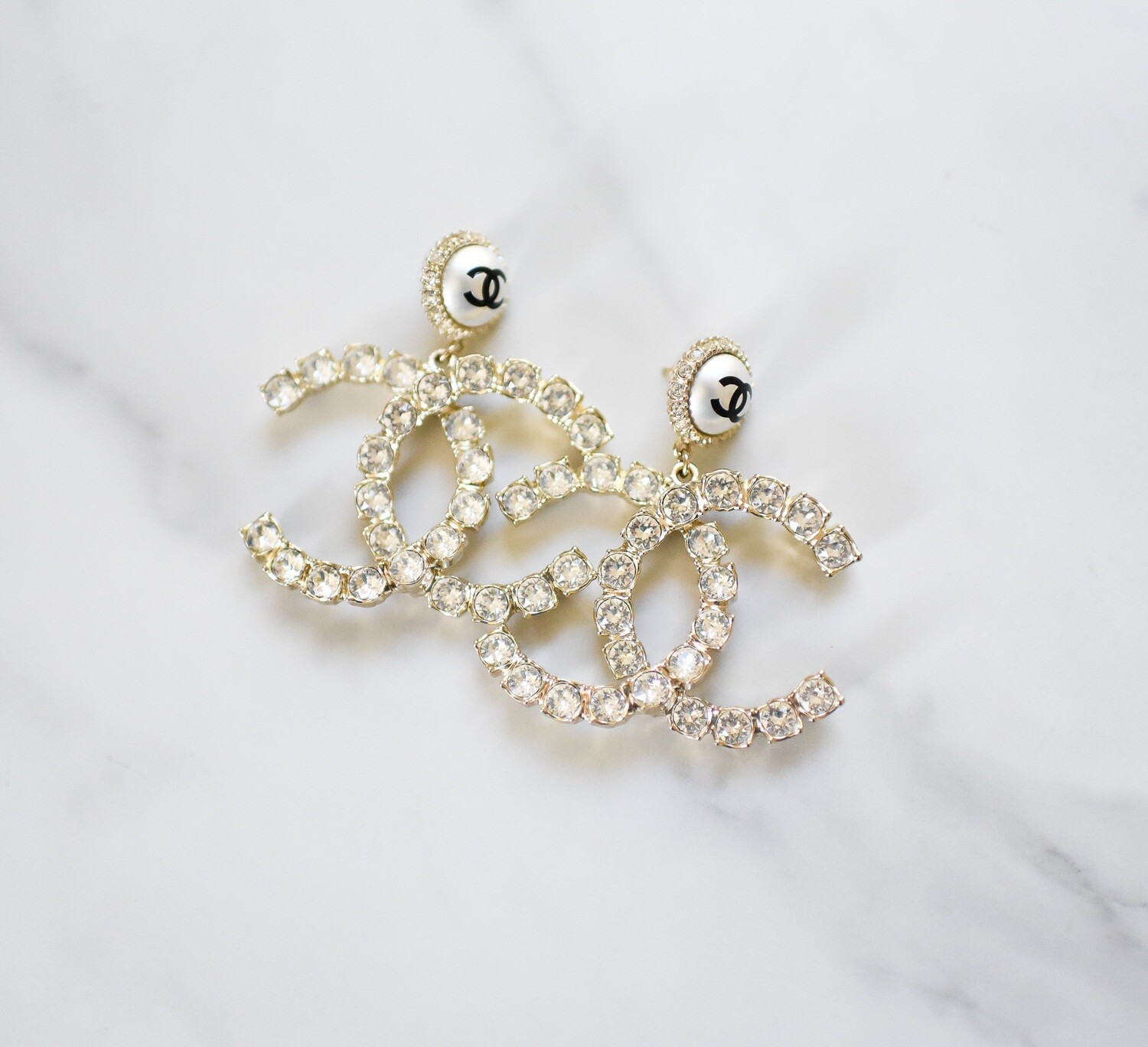 CHANEL Crystal Pearl CC Uneven Drop Earrings Gold 1298491