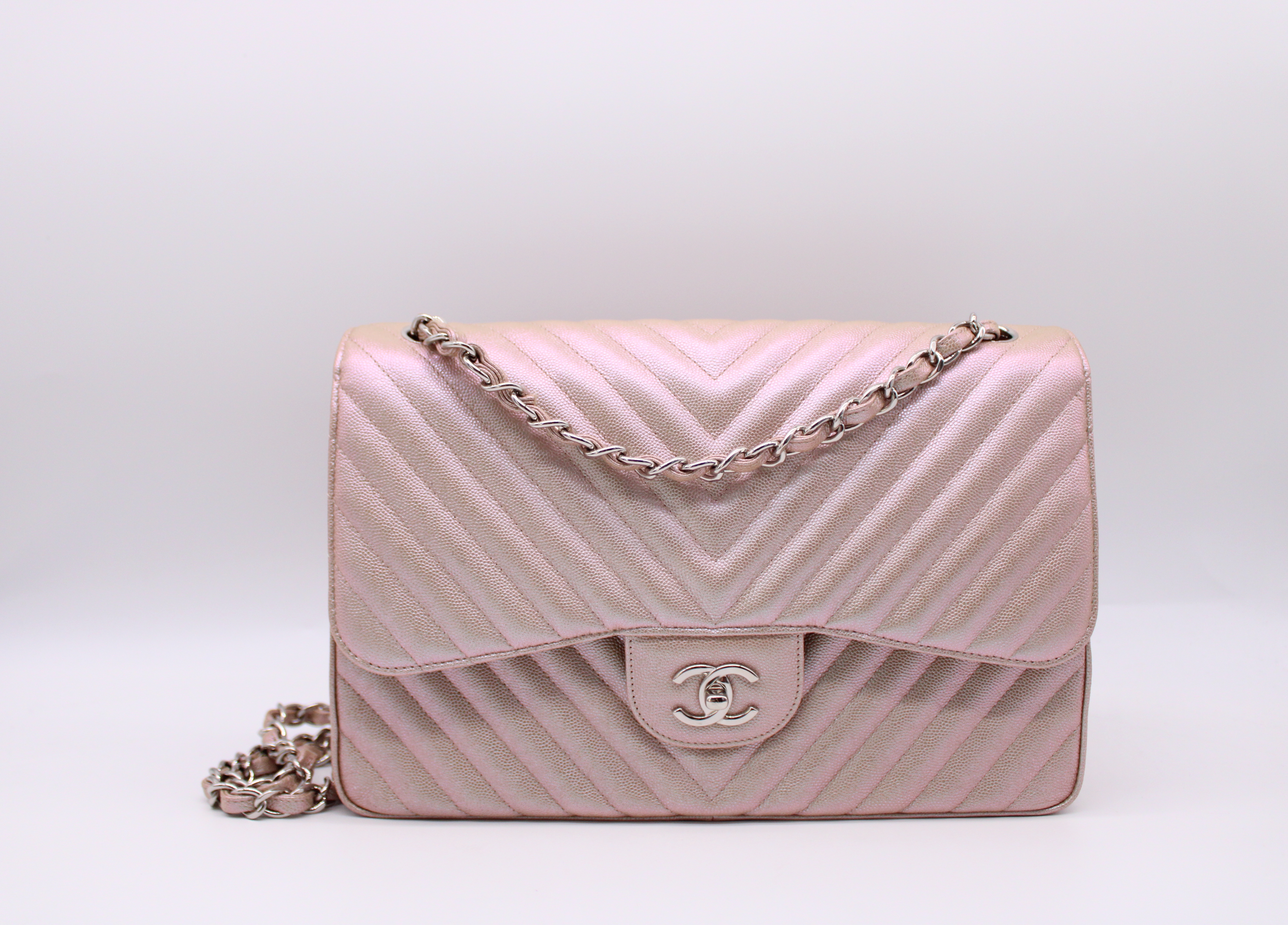 Chanel Classic Jumbo Double Flap, 17B Iridescent Rose Gold Chevron Caviar  Leather, Silver Hardware, Preowned in Dustbag MA001