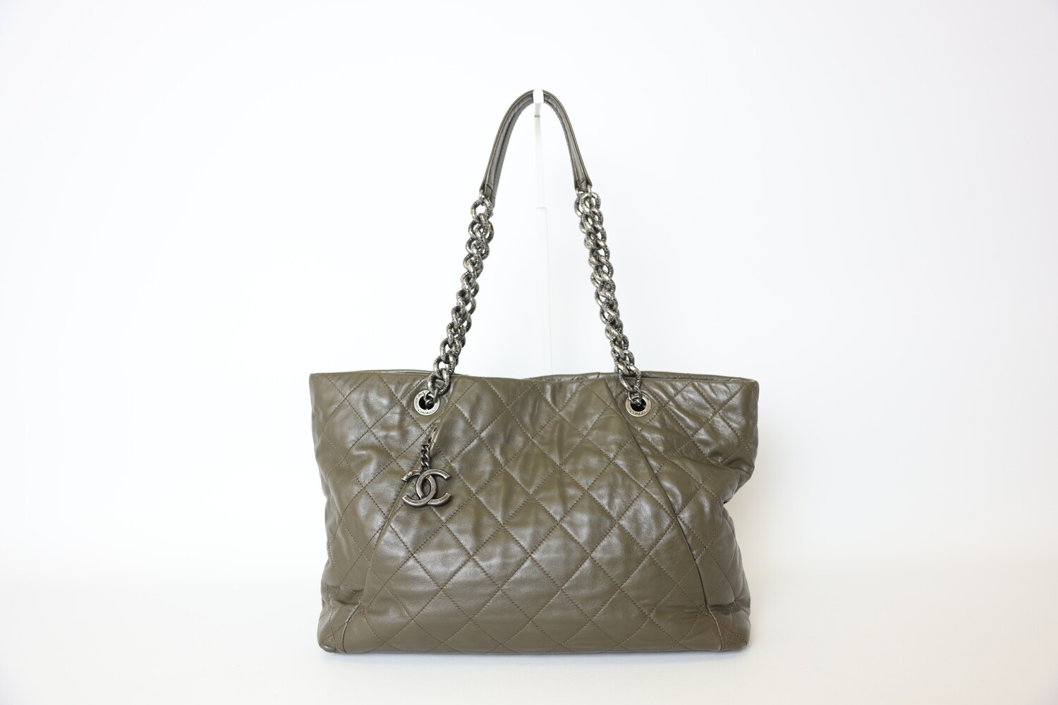 Chanel Coco Pleats Tote Large, Khaki Quilted Calfskin With Ruthenium Preowned No Dustbag WA001