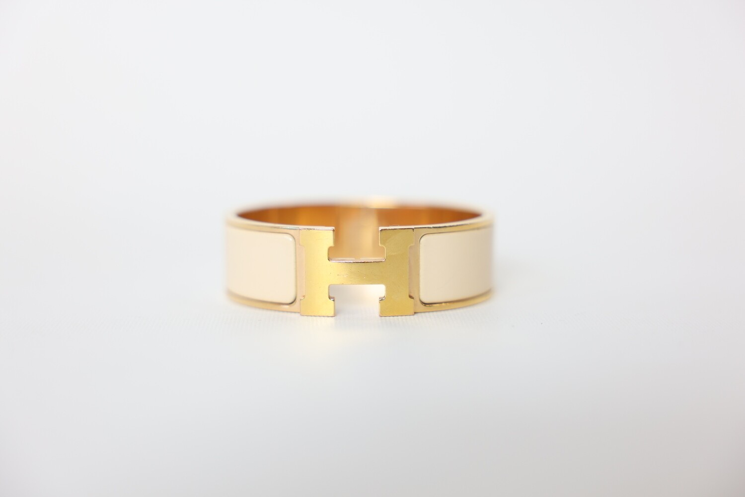 Hermes Clic Clac Bracelet Beige Enamel with Gold Hardware, Preowned In Dustbag WA001
