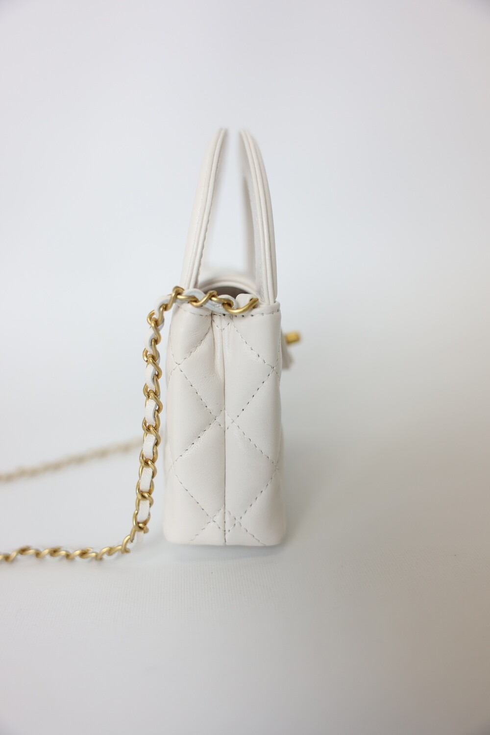 【目を奪う美フォルム】CHANEL kelly ミニバッグ ホワイト New 23K CHANEL KELLY White Gold Top Handle Nano Mini SLG
