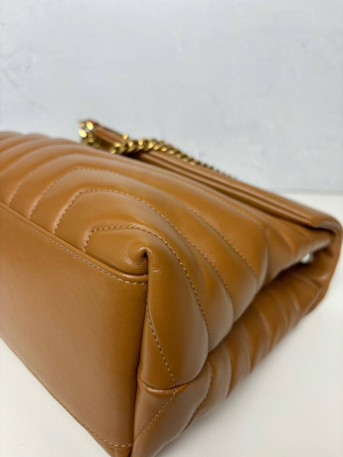 【関税&送料込】Saint Laurent Caramel Leather Handbag Saint Laurent Loulou Medium, Caramel Leather With Gold