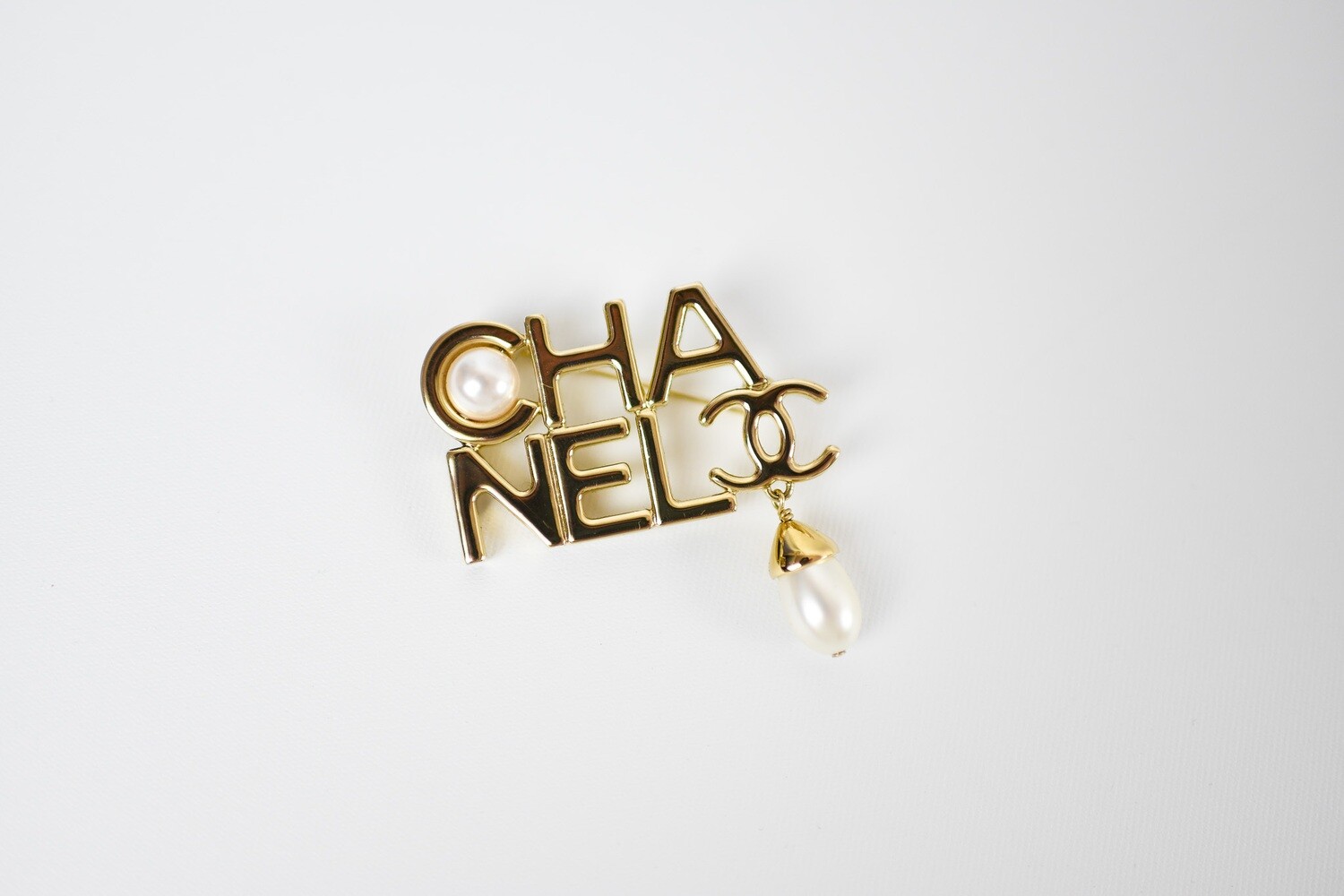 Chanel CC Brooch with Pearls, Preowned in Box GA003