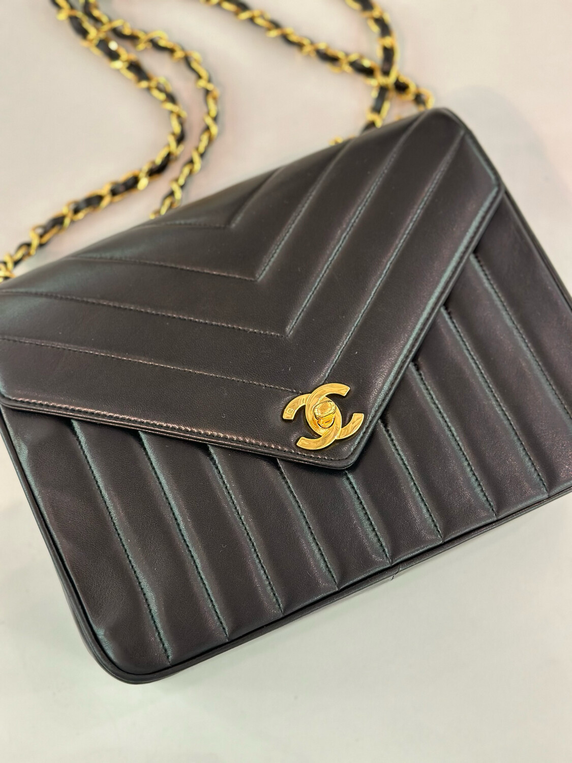 IGLIVE Chanel Vintage Chevron Flap, Black Lambskin Leather, Gold Hardware,  Preowned 0217