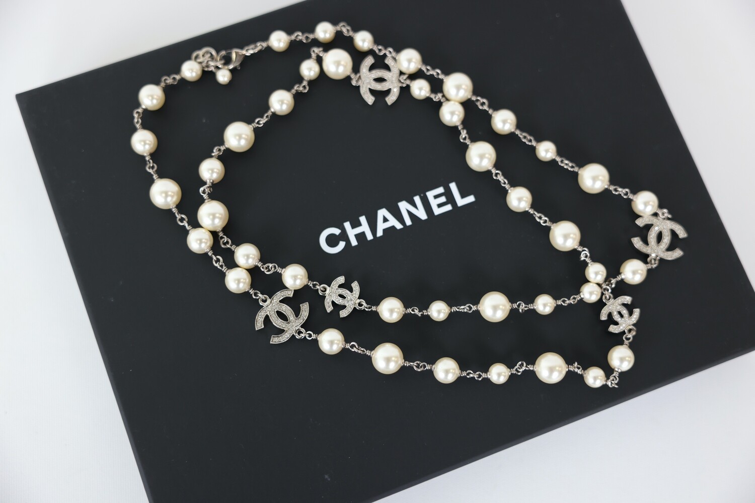 Chanel Pearl Necklace, Silver And Pearls Preowned In Box WA001