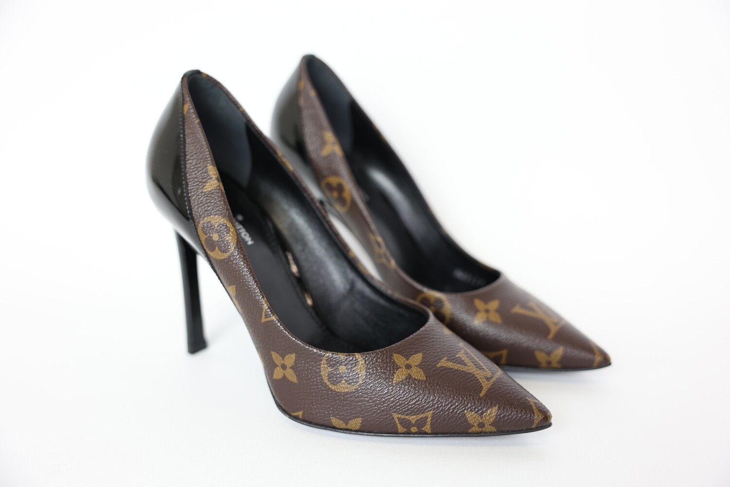 Louis Vuitton Cherie Pump, Size 36, New In Box WA001 - Julia Louis Vuitton Cherie Pump, Size 36, New In Box WA001 - Julia