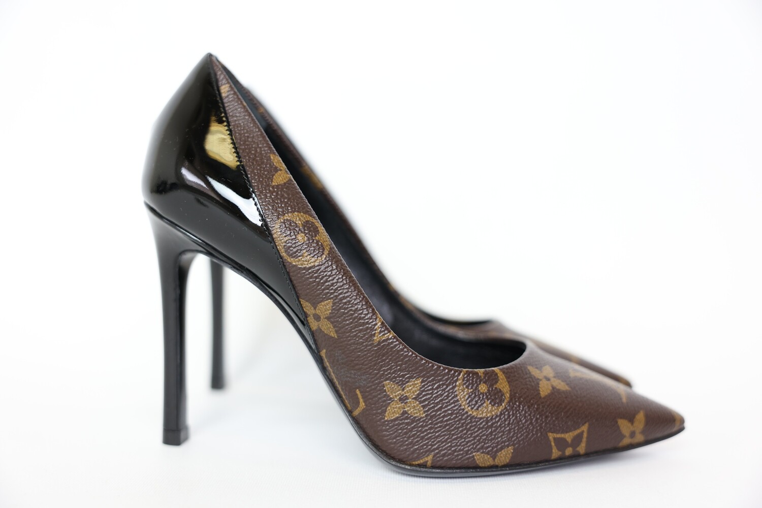 Louis Vuitton Cherie Pump, Size 36, New In Box WA001 - Julia Louis Vuitton Cherie Pump, Size 36, New In Box WA001 - Julia