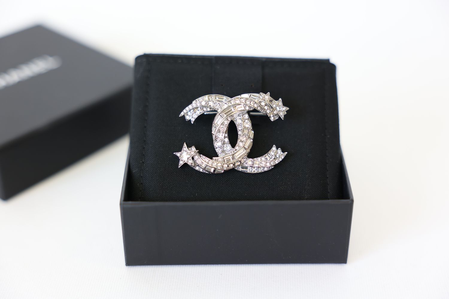 Chanel CC Brooch With Stars, Silver And Crystals, New In Box WA001