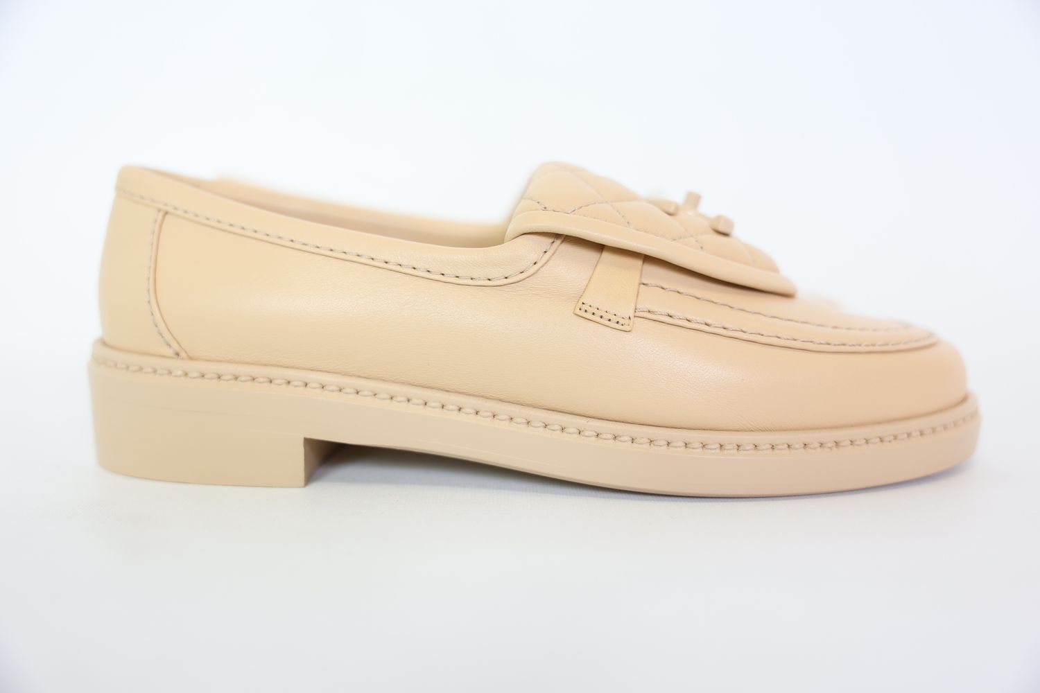 CHANEL ベージュ ローファー 35ハーフ Chanel Quilted Turnlock Loafers Size 36.5, Beige Lambskin