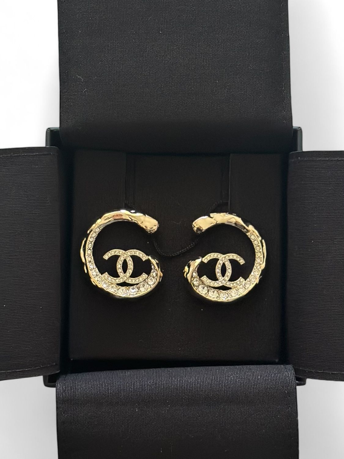 Chanel Jewellery, Gold CC Earrings, Preowned in Box (Ships from London)