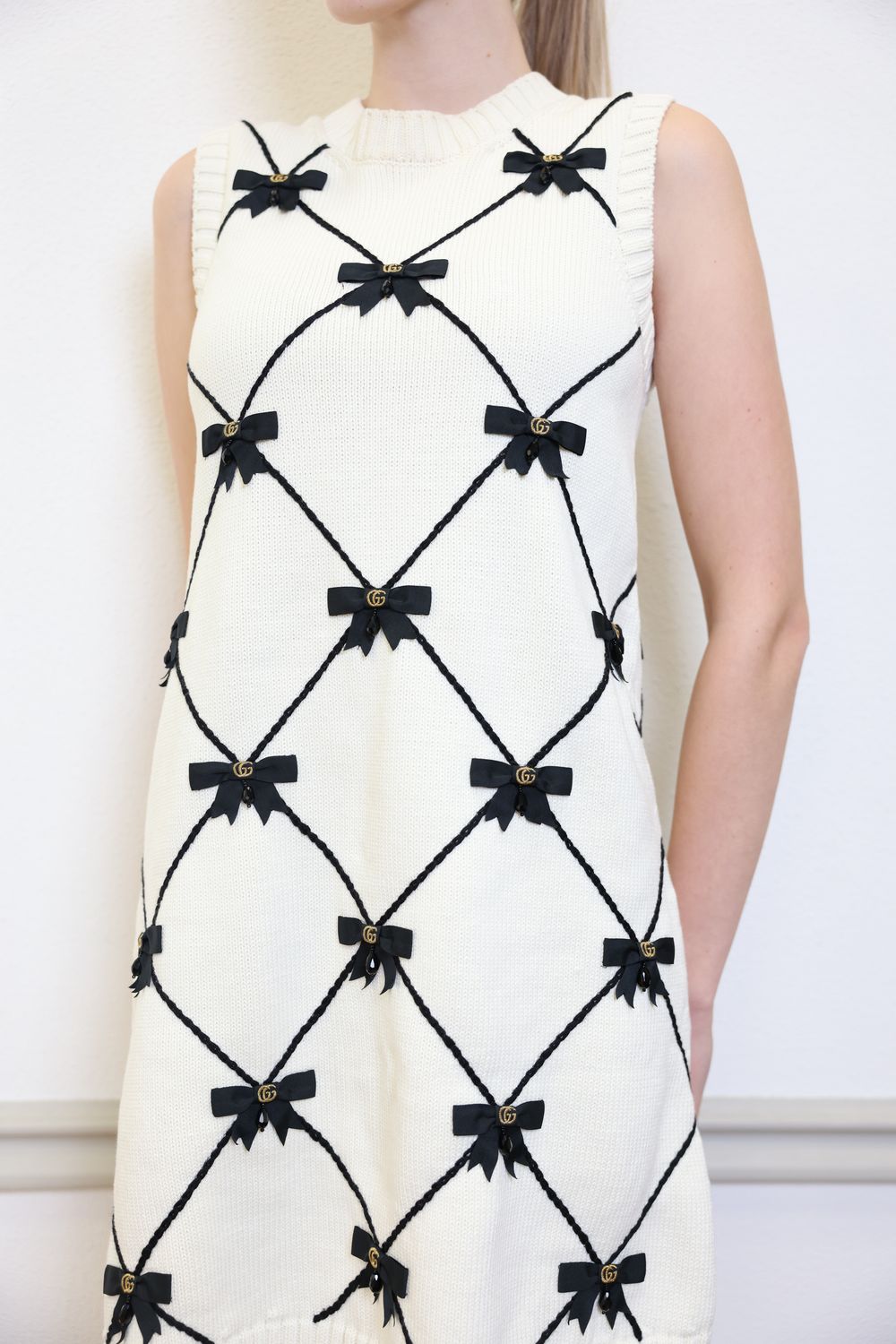 Gucci Knit Bow Dress Size Extra Small (160/84Y), Beige Cotton with Black Wool Embroidery and Ribbon Applique, Preowned WA001