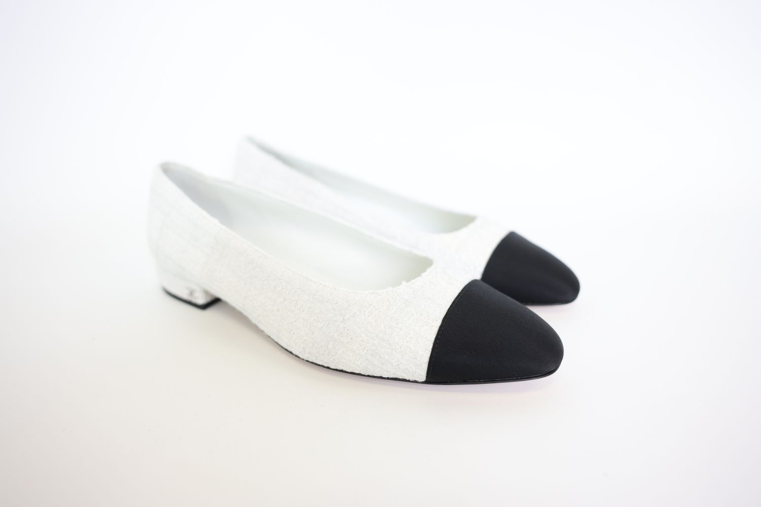Chanel Ballet Flat Shoes Size 39.5, 23S White Iridescent Tweed with Black Textile, New in Box WA001