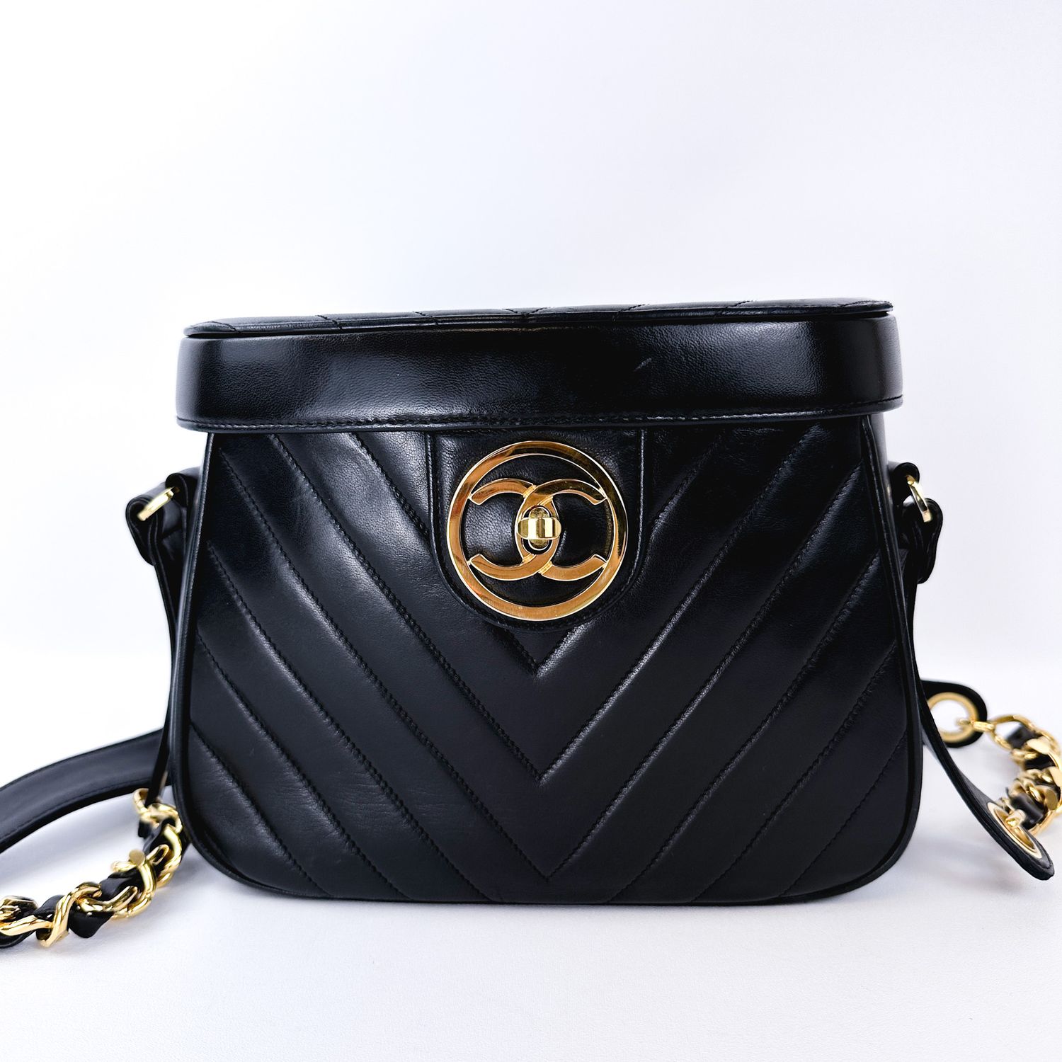 Chanel Vintage Bag, Black Chevron Lambskin Leather, Gold Hardware, Preowned, No Dustbag MA001