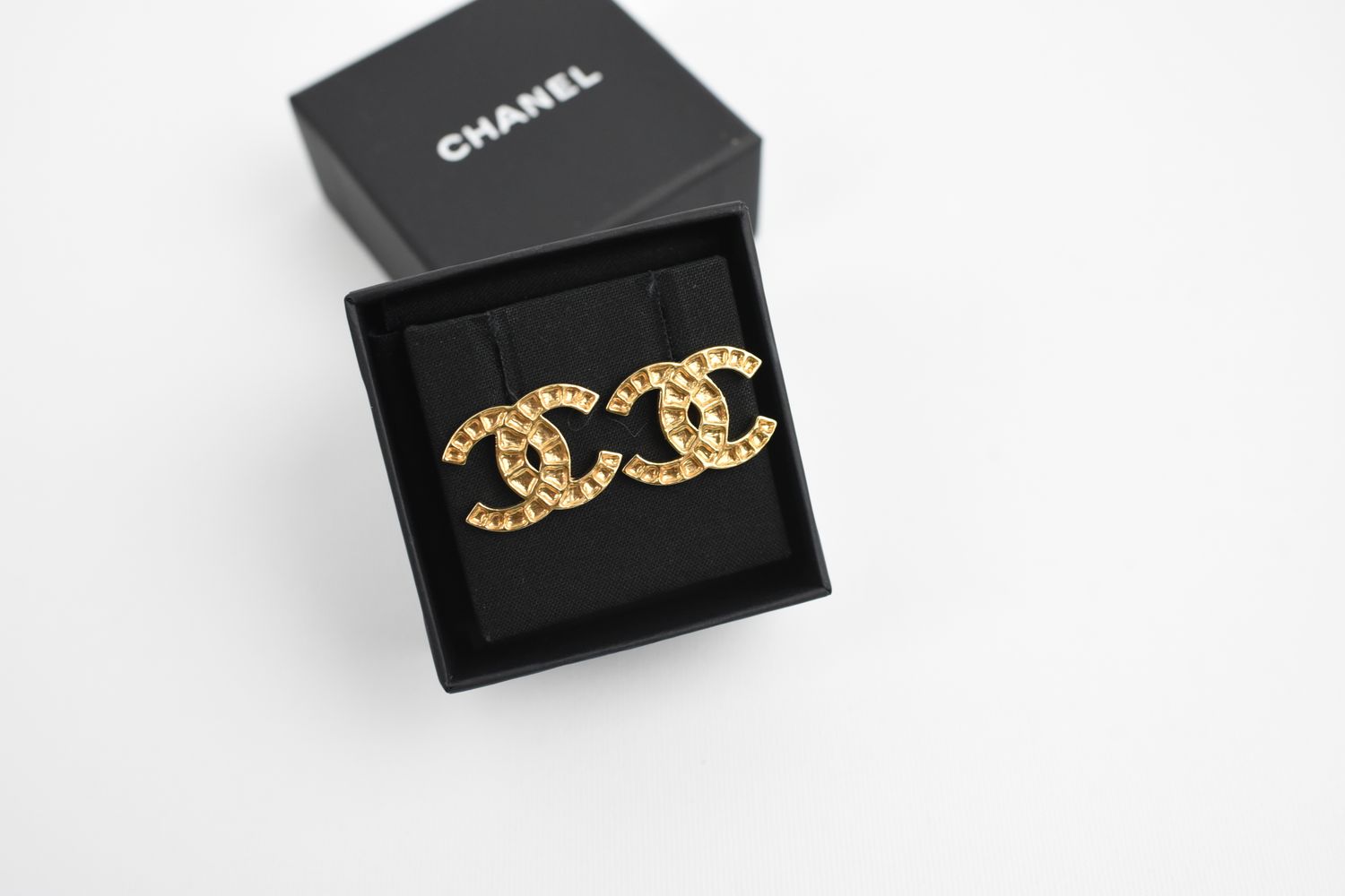 Chanel Earring 2019 Egyptian Collection, Along the Nile CC, Gold, Preowned In Box GA001
