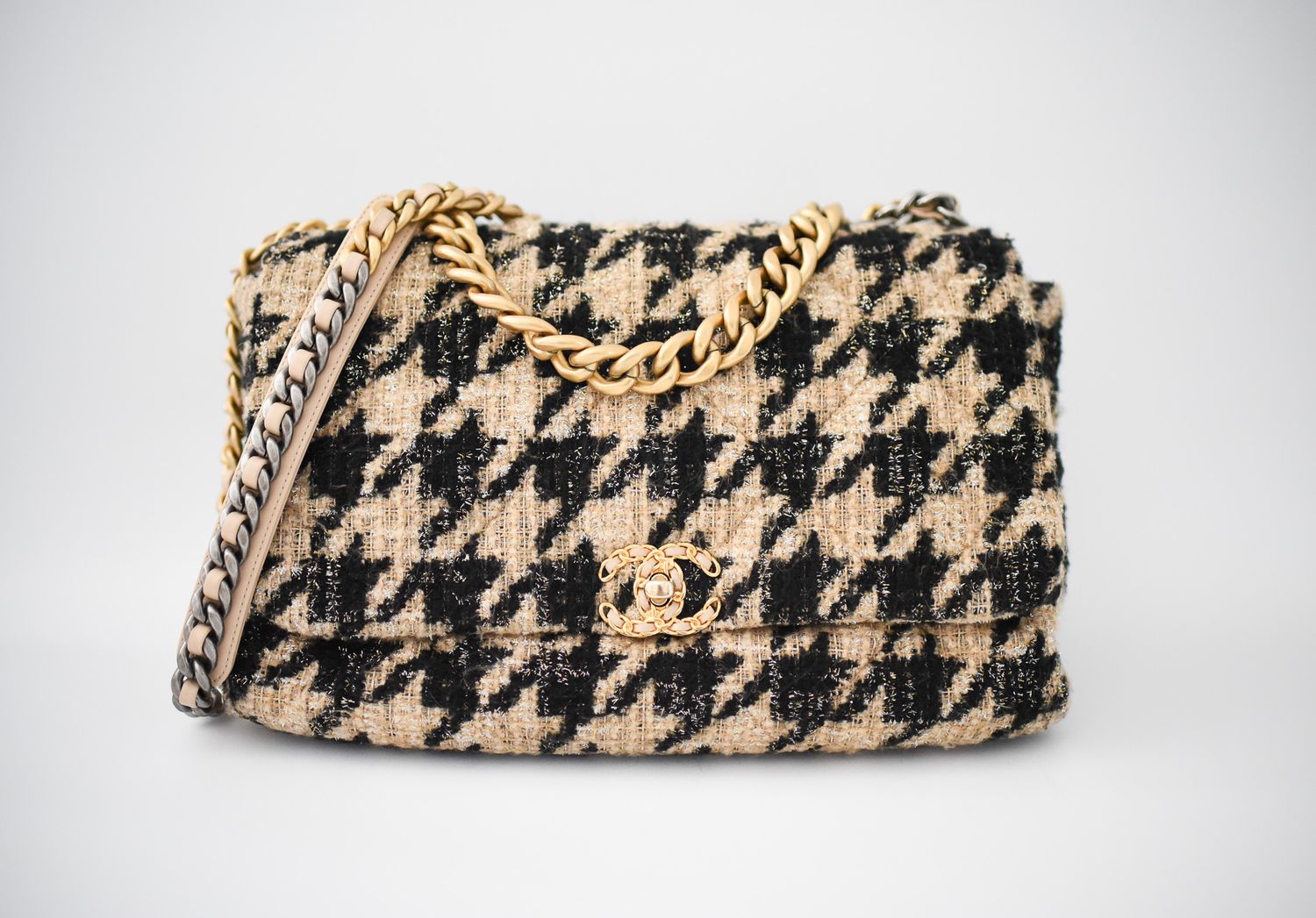 Chanel 19 Maxi, Beige and Black Houndstooth Tweed, Preowned in Dustbag GA001