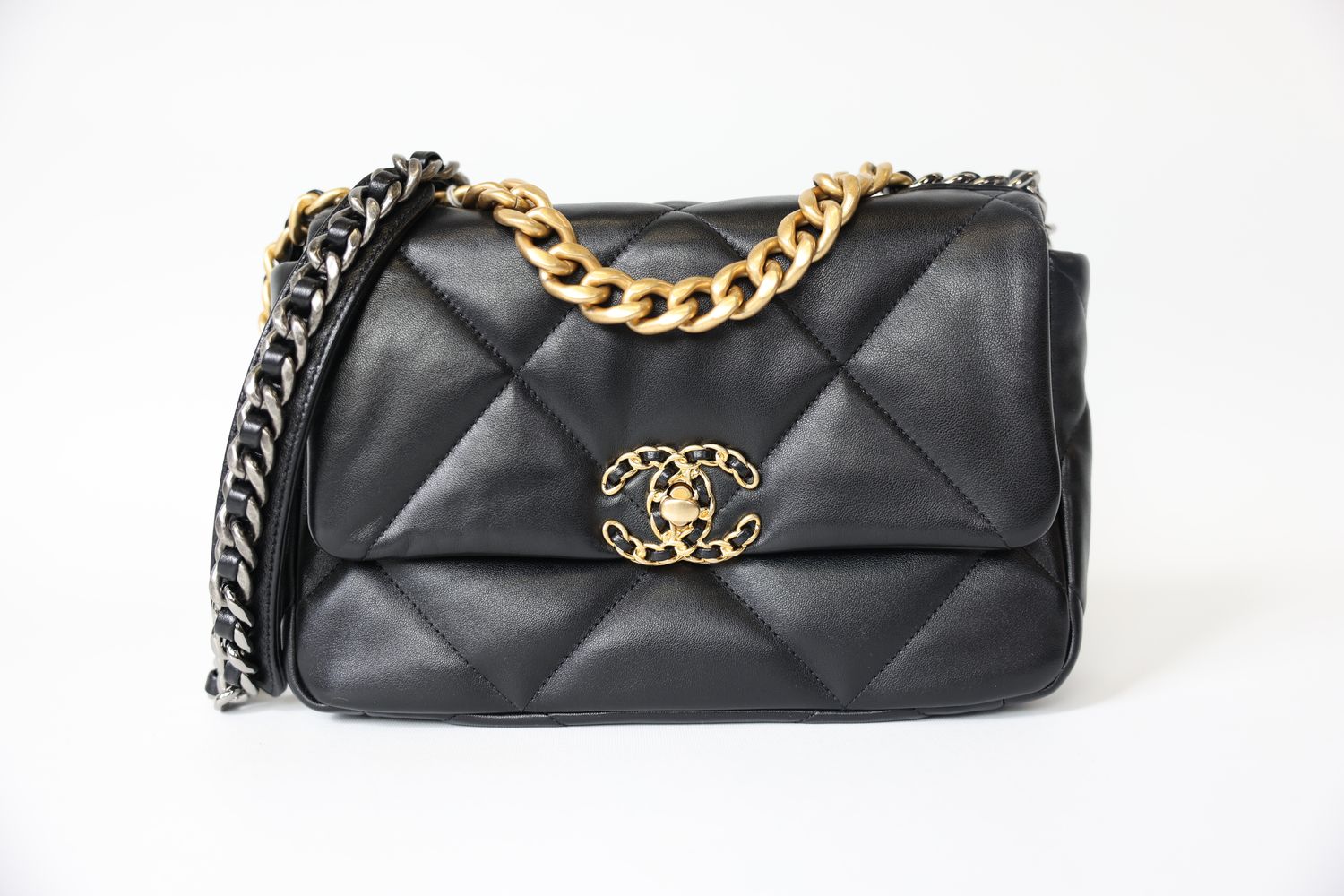 Chanel 19 Medium, 22C Black Lambskin with Mixed Hardware, Preowned in Box WA001