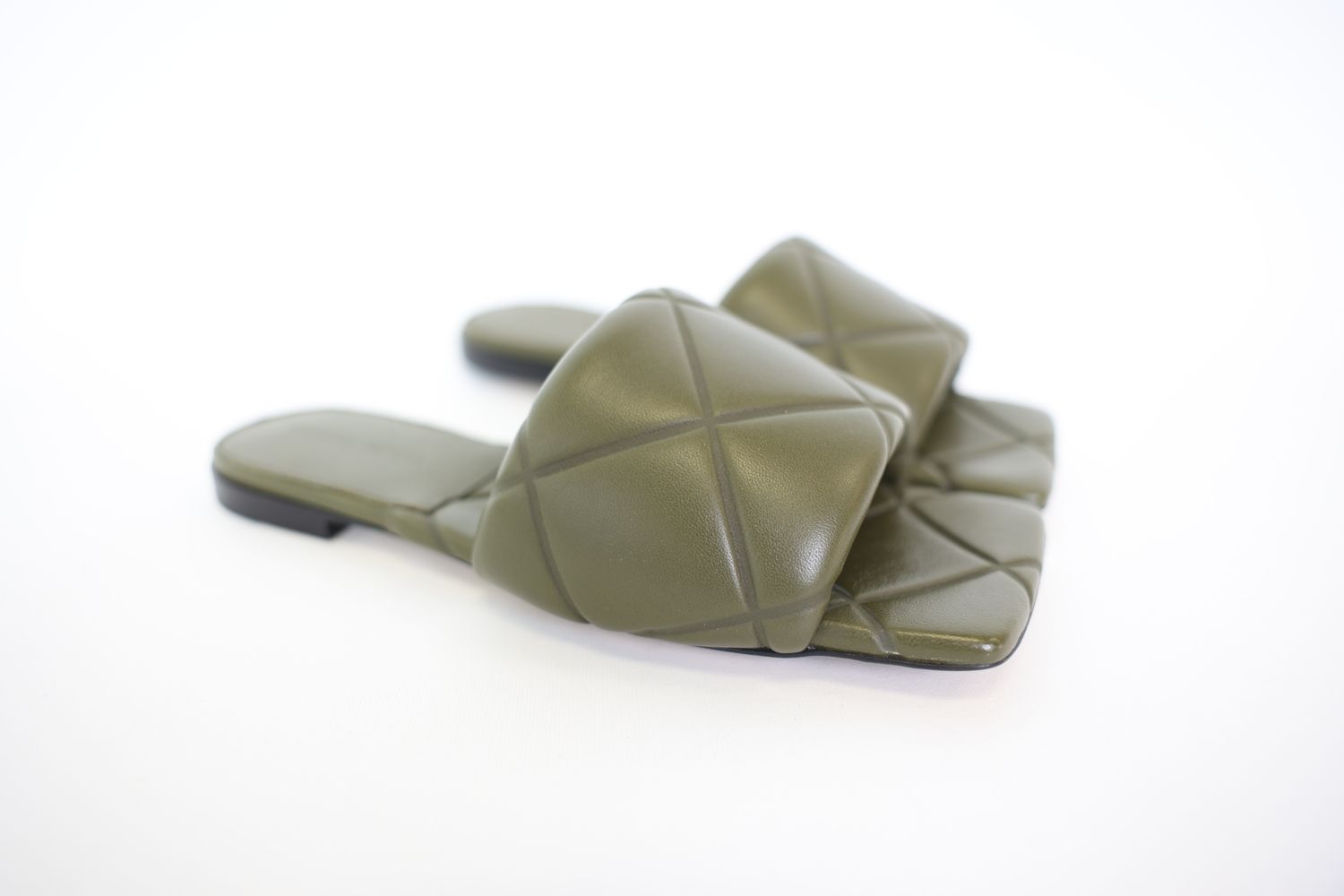 Bottega Veneta Shoes, Lido Flat Sandals Size 38, Khaki Quilted Embossed Nappa, New in Box WA001